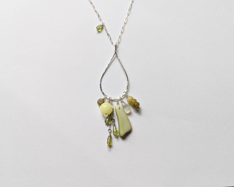 Langer Olivgrüner Sterlingsilber-Edelstein-Charme Boho-Halskette Moderne Boho Peridot, Quarz, Chalcedon Grüner Stein Taaco Jewelry von TAACO