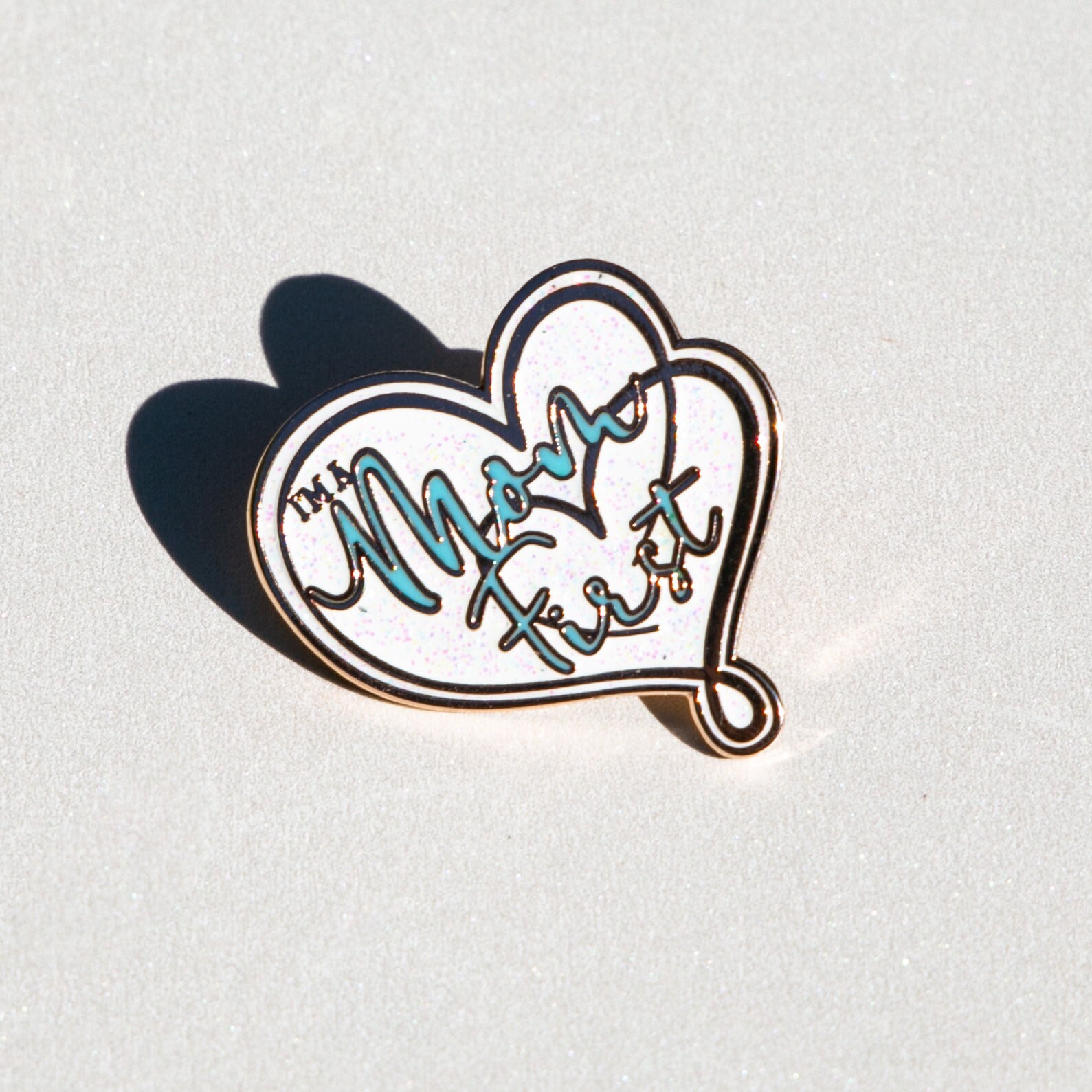 Emaille Pin - I'm A Mom First von TAAMDesignCo