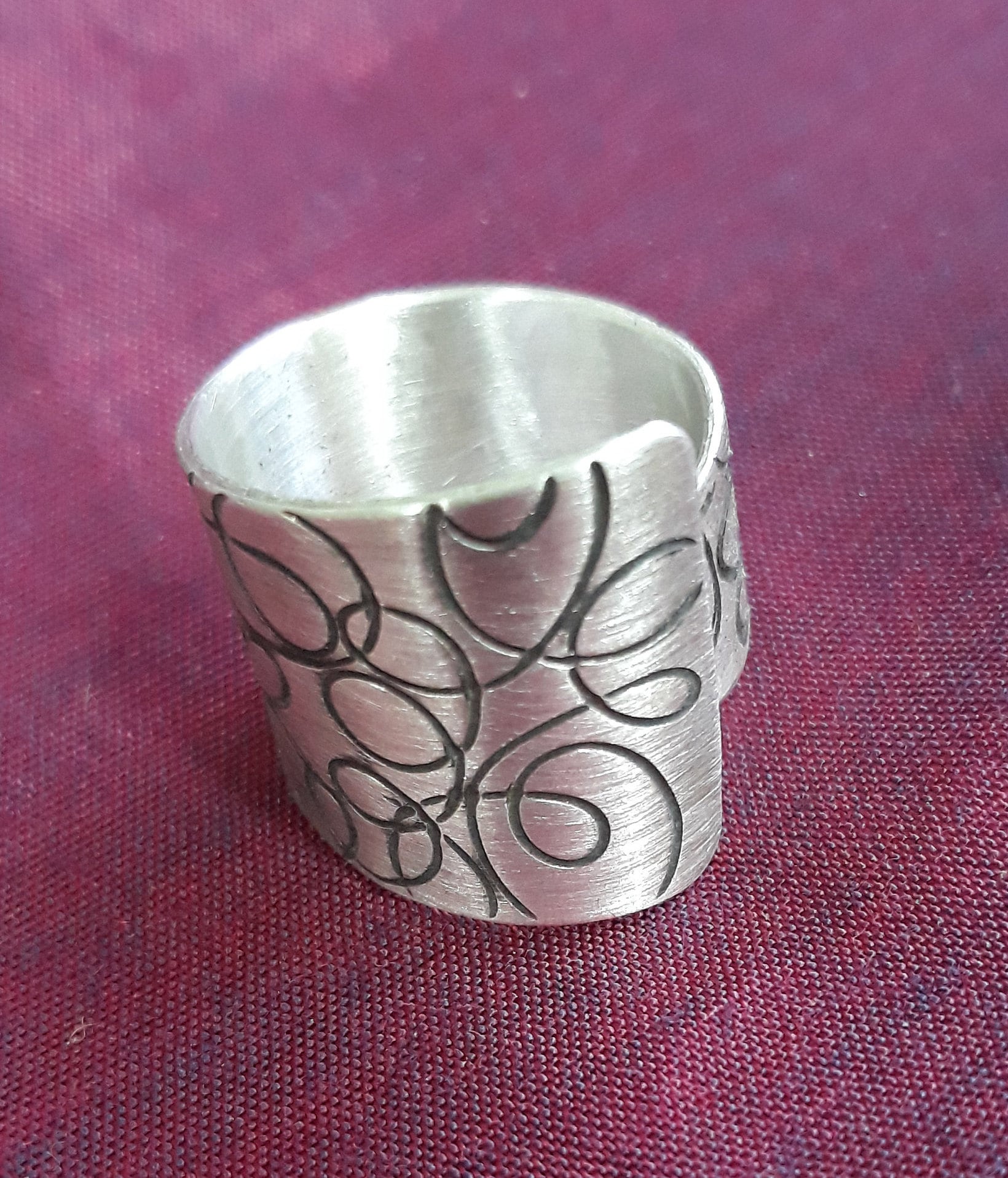 Gravierter Und Oxidierter Sterlingsilberring. Lässiges Originelles Design. 100 % Handgefertigt. Unisex-Ring. Auffälliger Ring Gravierter Und Oxidierter Sterlingsilberring. Lässiges Originelles Design. 100 % Handgefertigt. Unisex-Ring. Auffälliger Ring von TACTEJEWELS