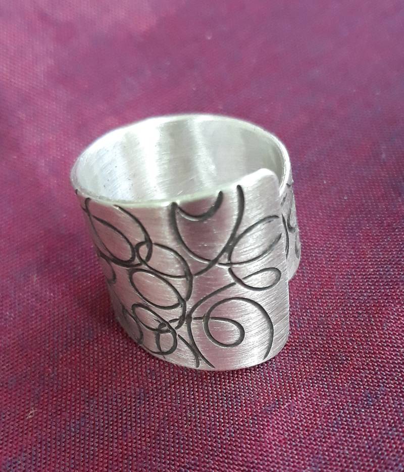 Gravierter Und Oxidierter Sterlingsilberring. Lässiges Originelles Design. 100 % Handgefertigt. Unisex-Ring. Auffälliger Ring Gravierter Und Oxidierter Sterlingsilberring. Lässiges Originelles Design. 100 % Handgefertigt. Unisex-Ring. Auffälliger Ring von TACTEJEWELS