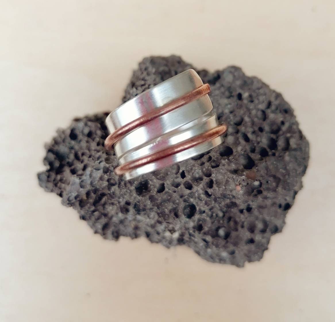 Spiralförmiger Silberring Mit Angelötetem Kupfer - Oder Messingdraht. Einstellbar. 100 % Handgefertigt. Geschenk Für Sie. Ihn Spiralförmiger Silberring Mit Angelötetem Kupfer - Oder Messingdraht. Einstellbar. 100 % Handgefertigt. Geschenk Für Sie. Ihn von TACTEJEWELS