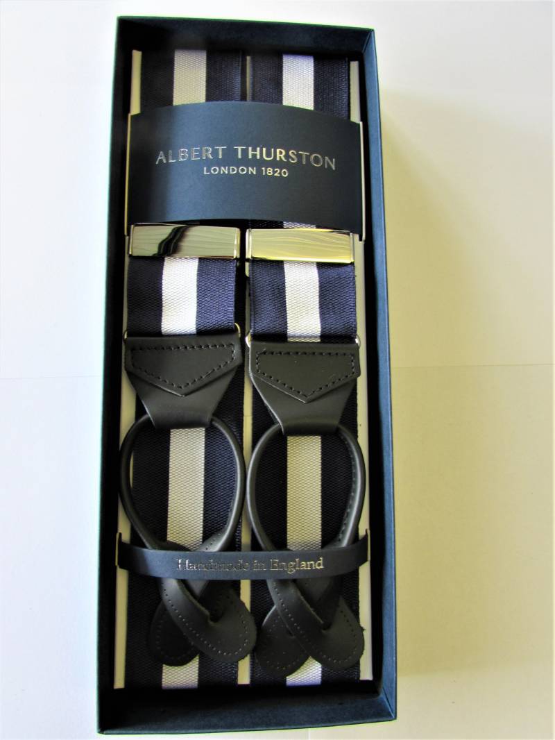 Albert Thurston Luxus Navy/White Stripe Hosenträger Mit Schwarzen Lederenden Und Silbernen Beschlägen | Multifit Albert Thurston Luxus Navy/White Stripe Hosenträger Mit Schwarzen Lederenden Und Silbernen Beschlägen | Multifit von TAGGS1863
