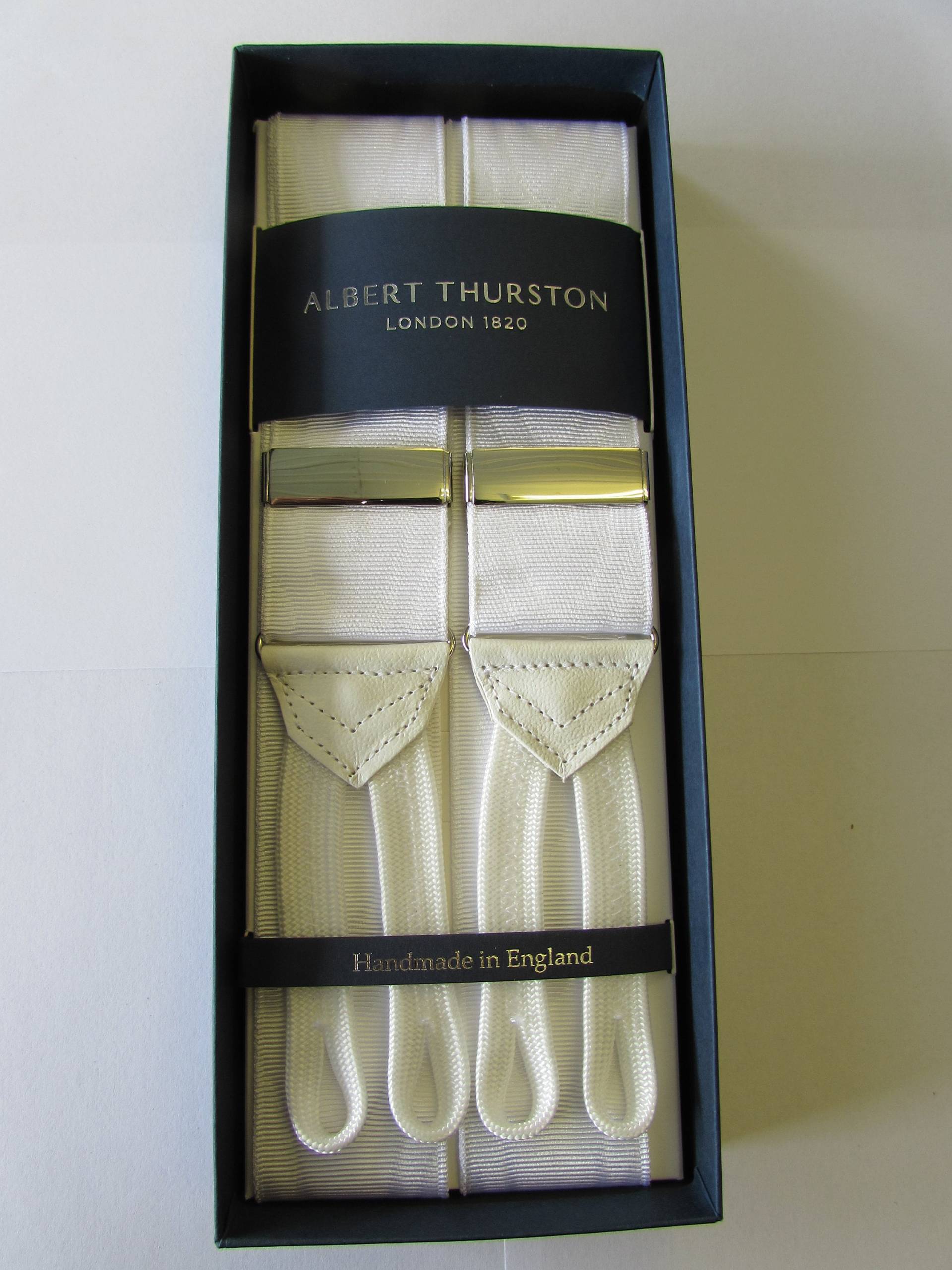 Albert Thurston White Moire Braces Weiße Geflechtenden Und Tabs Silberbeschläge | Multifit Albert Thurston White Moire Braces Weiße Geflechtenden Und Tabs Silberbeschläge | Multifit von TAGGS1863