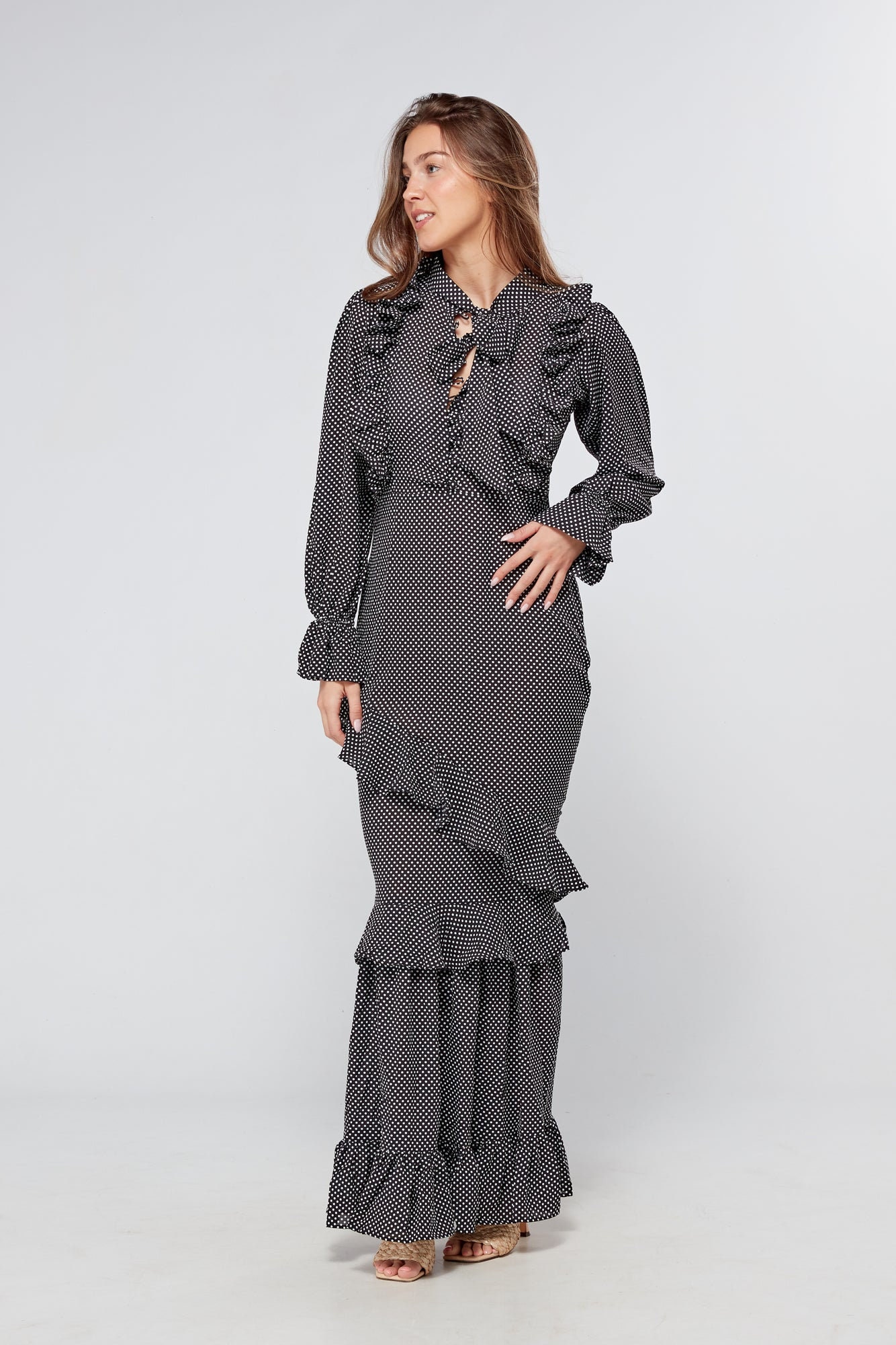 Anais Schwarz Weiß Gepunktet Maxi Kleid Mit Fliege Anais Schwarz Weiß Gepunktet Maxi Kleid Mit Fliege von TAHLIRA