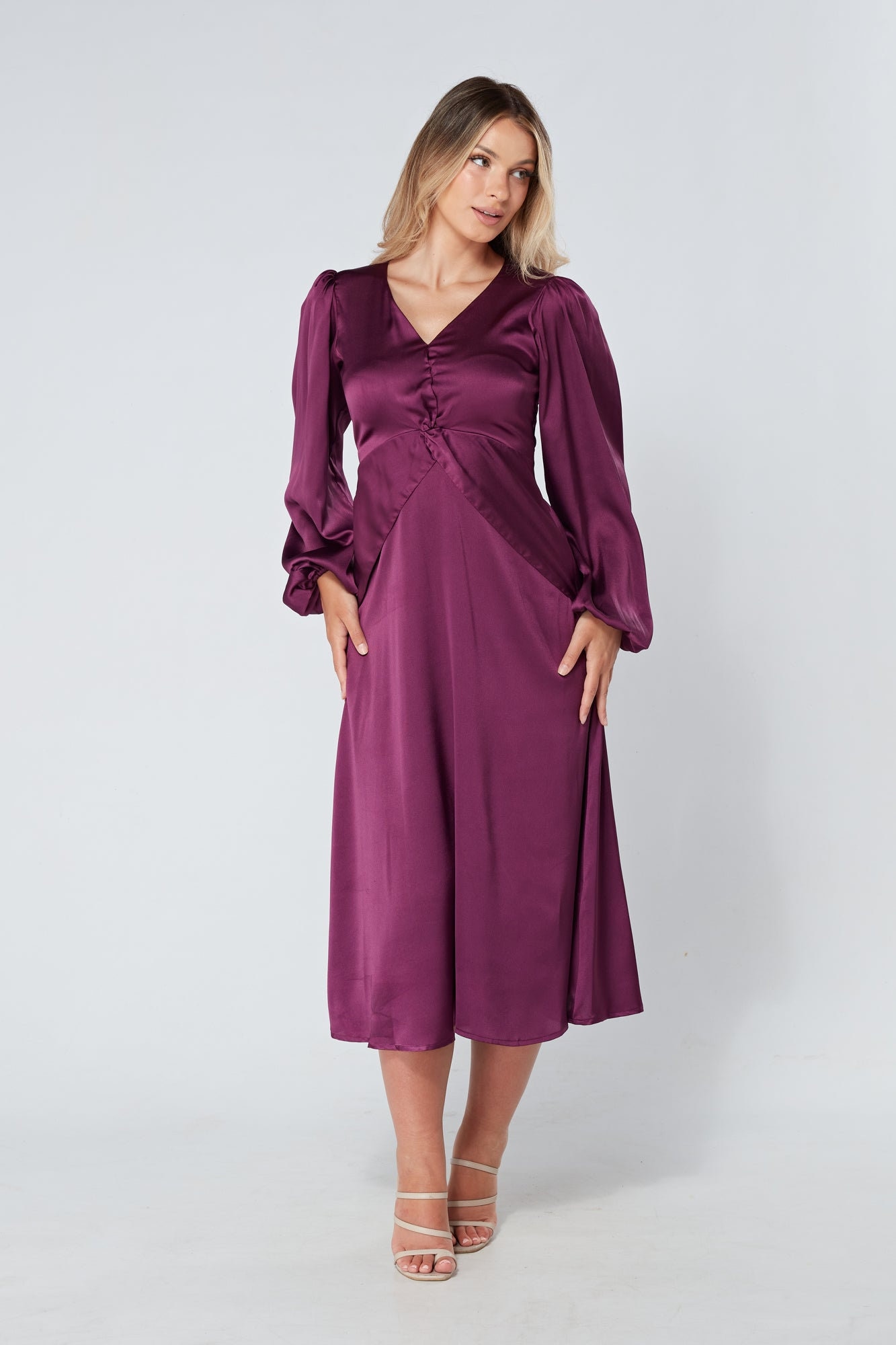 Calissa Lila Satin-Feeling Gefalteten Körper Midaxi Kleid Calissa Lila Satin-Feeling Gefalteten Körper Midaxi Kleid von TAHLIRA