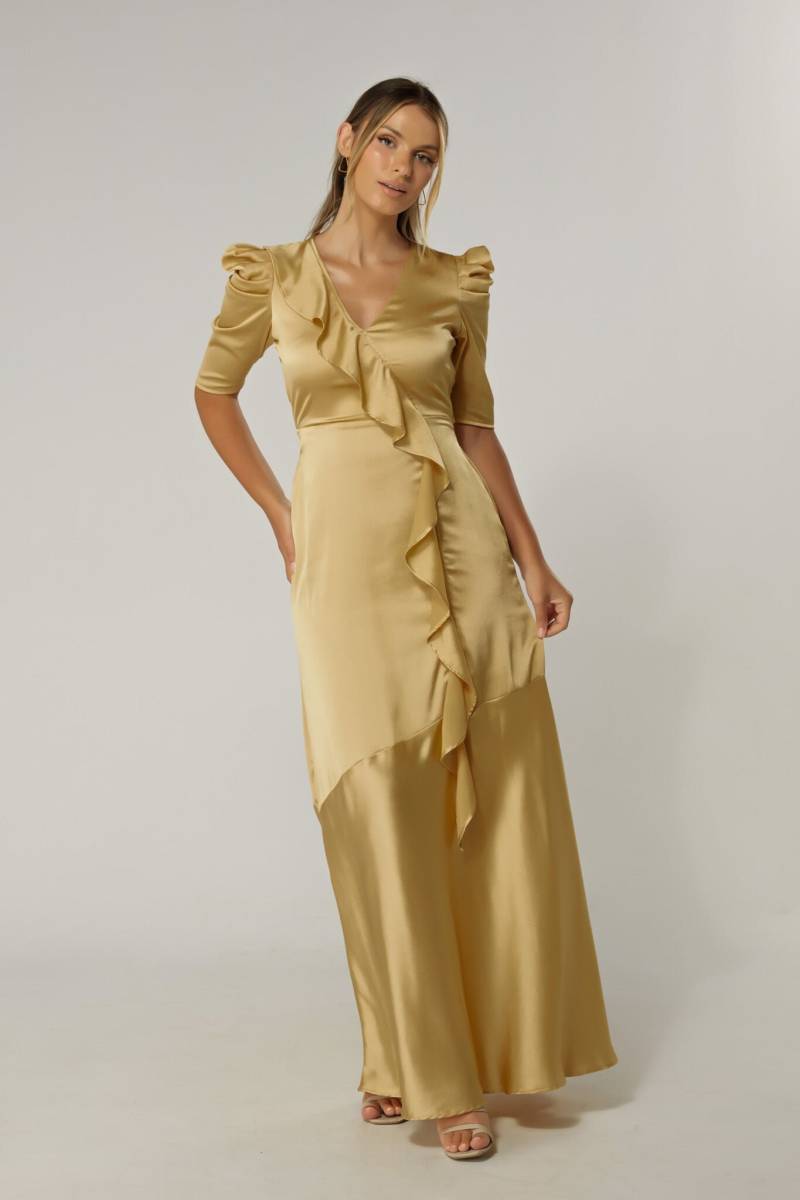 Daisy Light Gold Satin-Feeling Crepe Maxi-Kleid Mit Gerafften Ärmeln von TAHLIRA