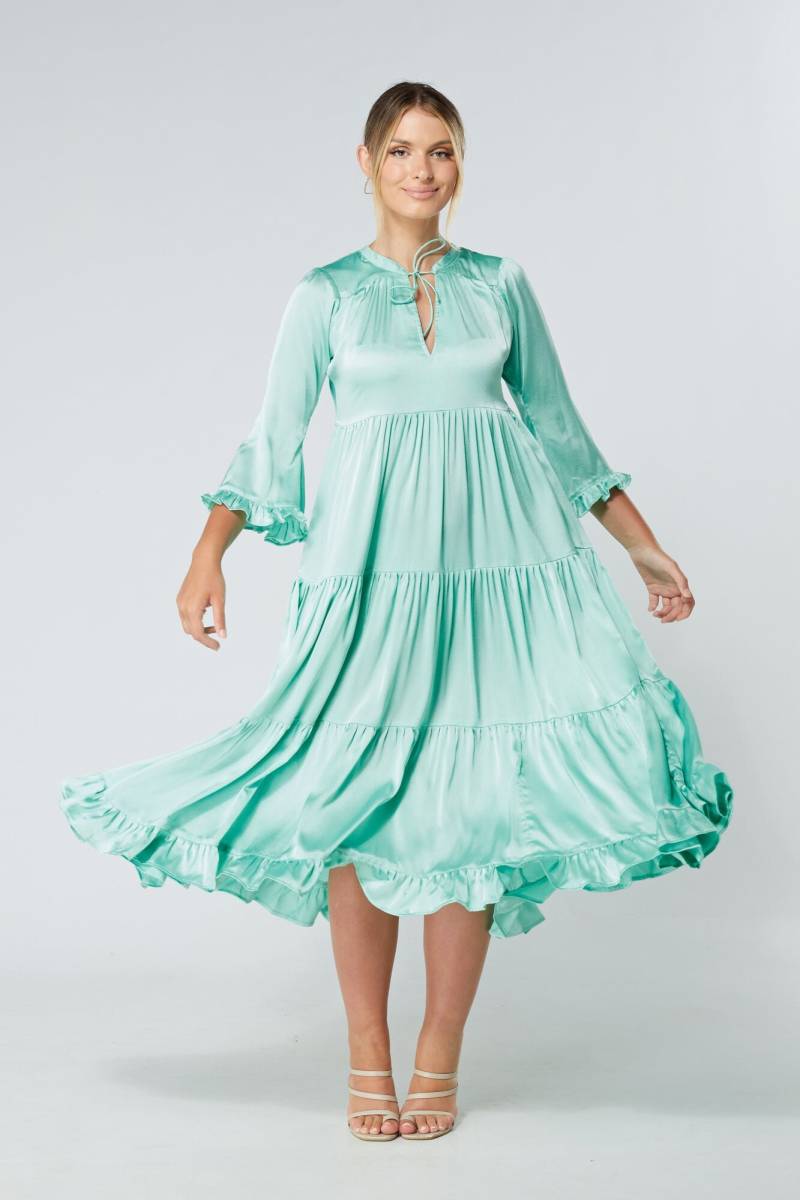 Gia Aqua Tiered Maxi Kleid Aus Weichem Crepe Satin Mit Rüschenärmeln von TAHLIRA