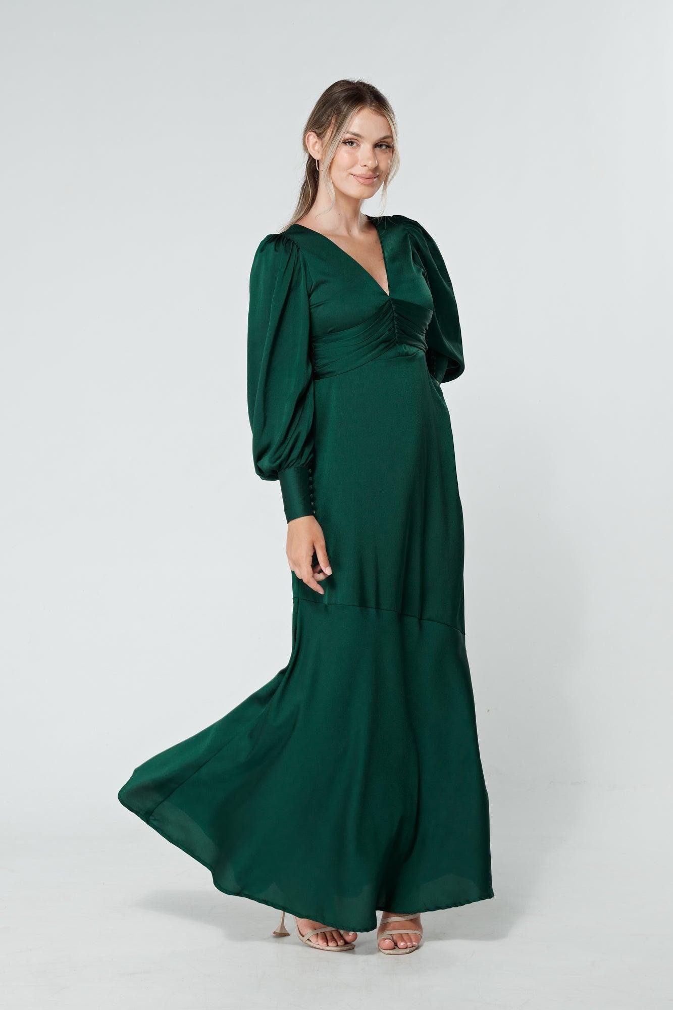 Naomi Dunkelgrünes Leichtes Satin-Crepe Maxi Kleid Mit Langen Ärmeln Naomi Dunkelgrünes Leichtes Satin-Crepe Maxi Kleid Mit Langen Ärmeln von TAHLIRA