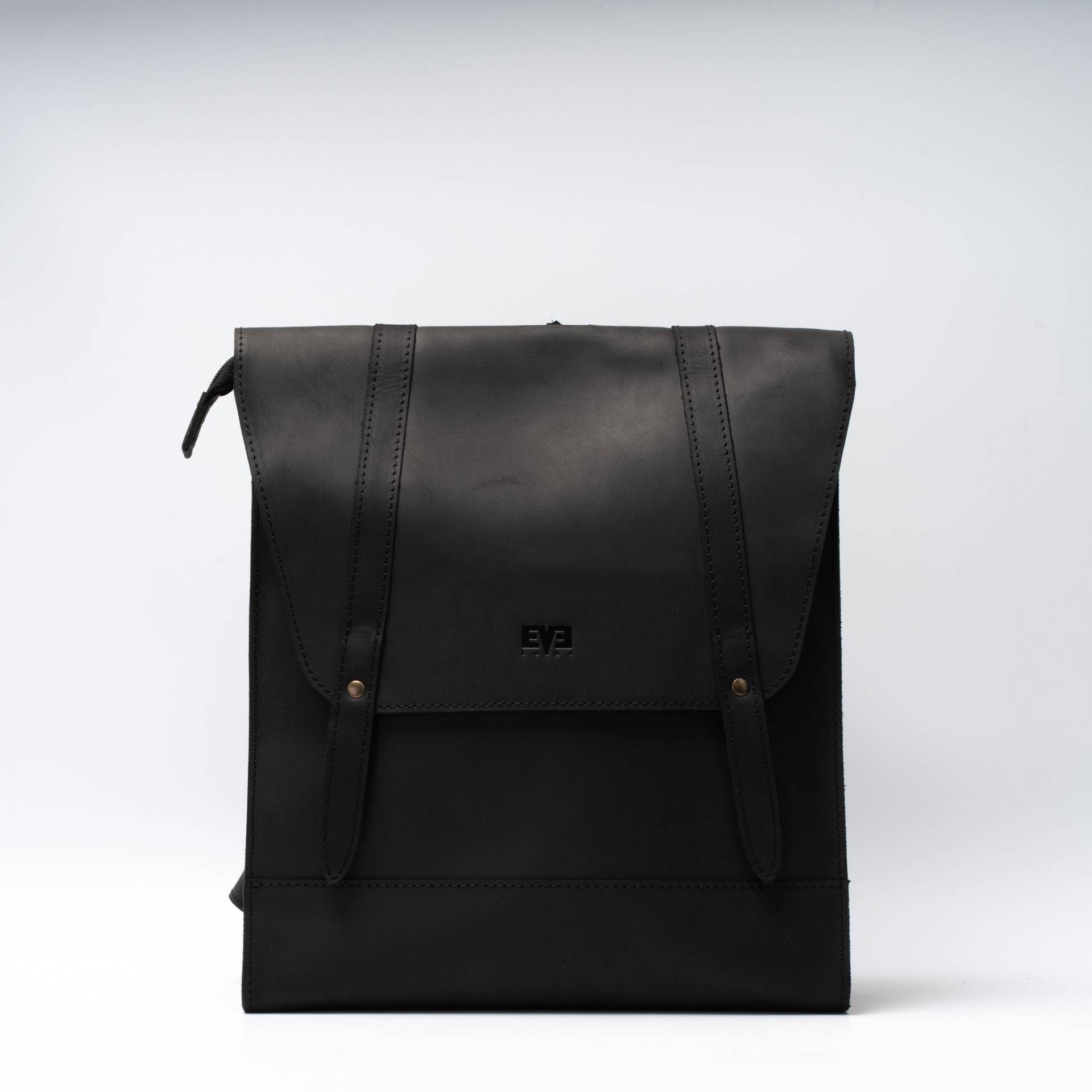 Handgefertigter Lederrucksack Mit Magnet - Und Reißverschluss von TAKSUBA