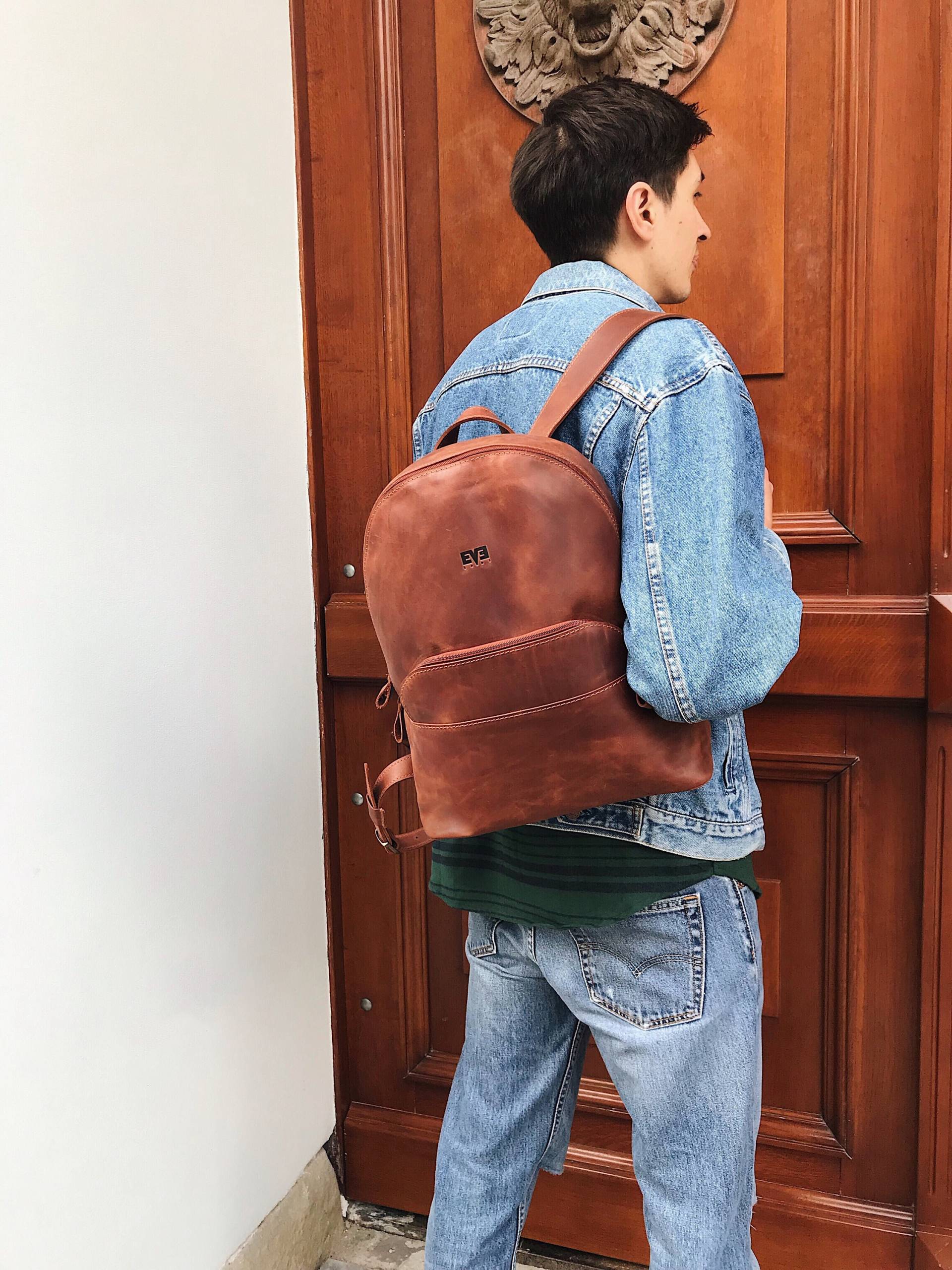 Handgefertigter Lederrucksack in Cognacbraun Mit Futter/Classic Rucksack Einer Reißverschlusstasche Aus Vollnarbenleder von TAKSUBA