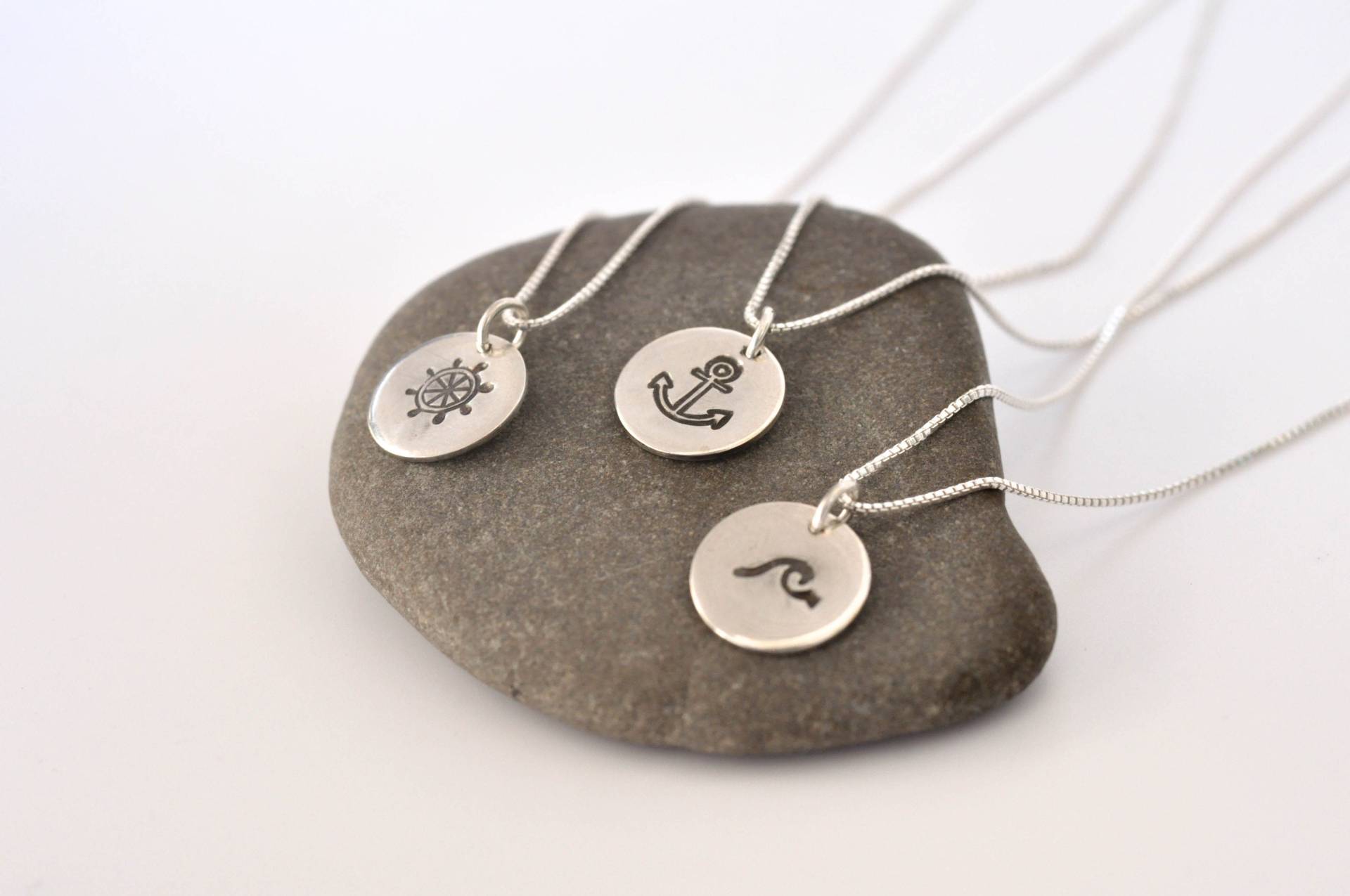 Wheel Wave Anker Halskette, Gestempelt Schmuck, Ocean Surfen, Kleiner Anhänger Wheel Wave Anker Halskette, Gestempelt Schmuck, Ocean Surfen, Kleiner Anhänger von TALIALUJEWELRY