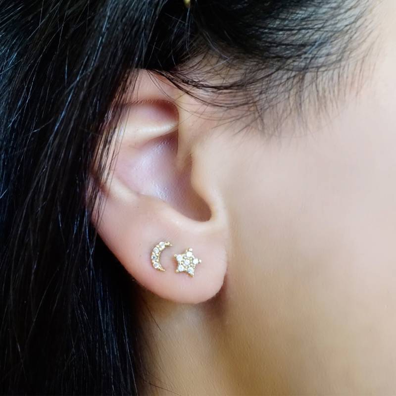 Mitternacht Stimmung Stern Und Mond Pave Studs, 14Kt Gelbgold von TALIANAOMIJEWELLERY