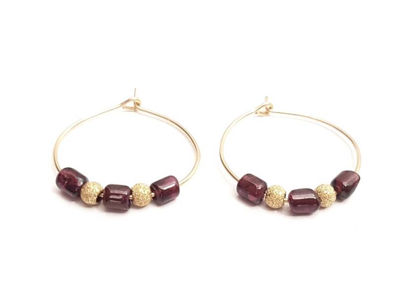 Gold Filled Creolen Mit Granat Perlen - Mittlere Creolen, Zierlicher Boho Schmuck, Kleiner Januar Geburtsstein, Edelstein Geschenk Für Sie von TALYAJEWELRYDESIGN