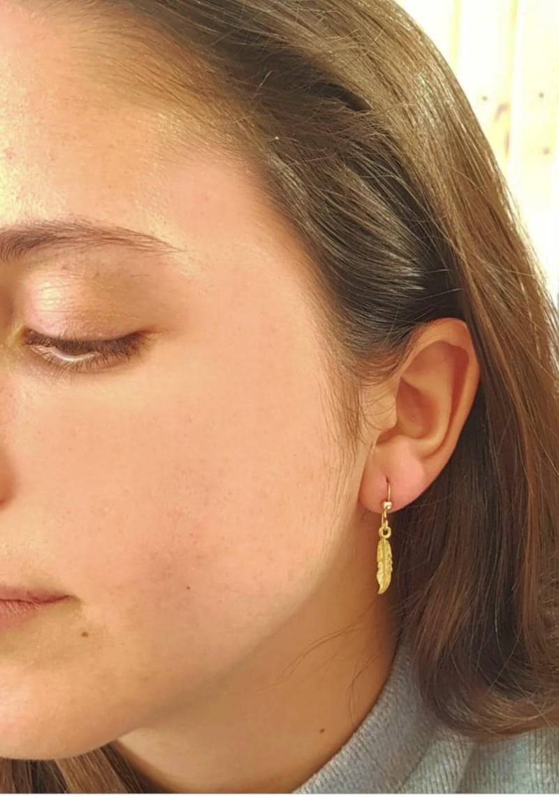 Kleine Feder Ohrringe, Gold Charm Ohrring, Kleine Blatt Anhänger, Zart Und Minimalistisch, Zierlicher Schmuck, Geschenk Für Sie von TALYAJEWELRYDESIGN