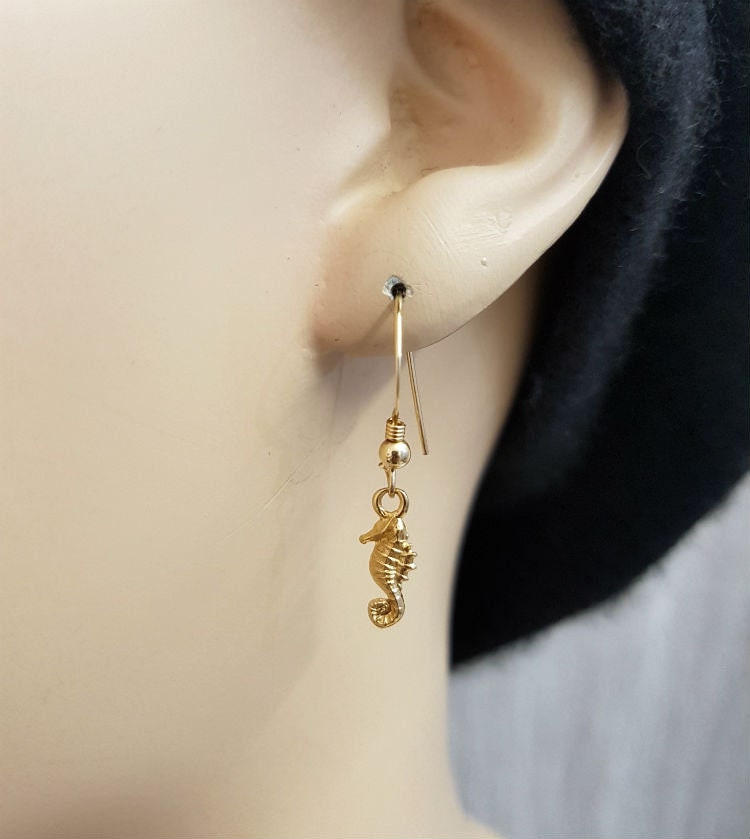 Seepferdchen Charm Gold Ohrringe, Kleiner Schmuck, Zarte Strand Zierliche Jeden Tag, Geschenk Für Sie von TALYAJEWELRYDESIGN