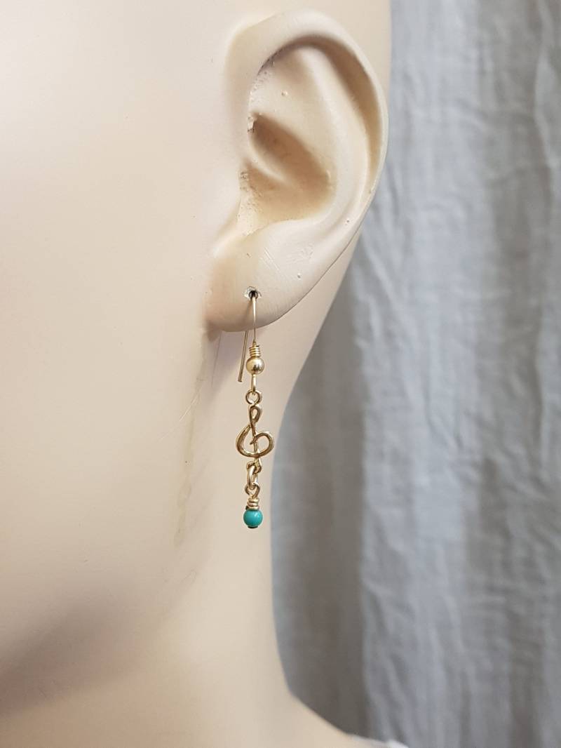 Violinschlüssel Ohrringe, Musik Hinweis Schmuck Gold Charm Schmuck, Schlüssel Sol Kleine Zierliche Anhänger, Türkis Stein von TALYAJEWELRYDESIGN