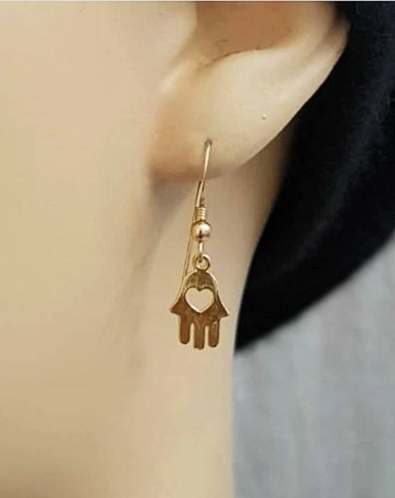 Winzige Hamsa Gold Ohrringe, Kleine Hand Mit Herz Anhänger, Zierliche Evil Eye Schmuck, Zarte Geschenk Für Sie von TALYAJEWELRYDESIGN