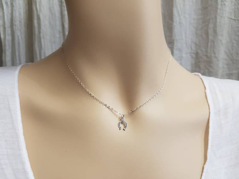 Winzige Hufeisen Halskette, Sterling Silber Zarte Charm Anhänger, Zierliche Halsband Schmuck, Schichtung Halskette von TALYAJEWELRYDESIGN