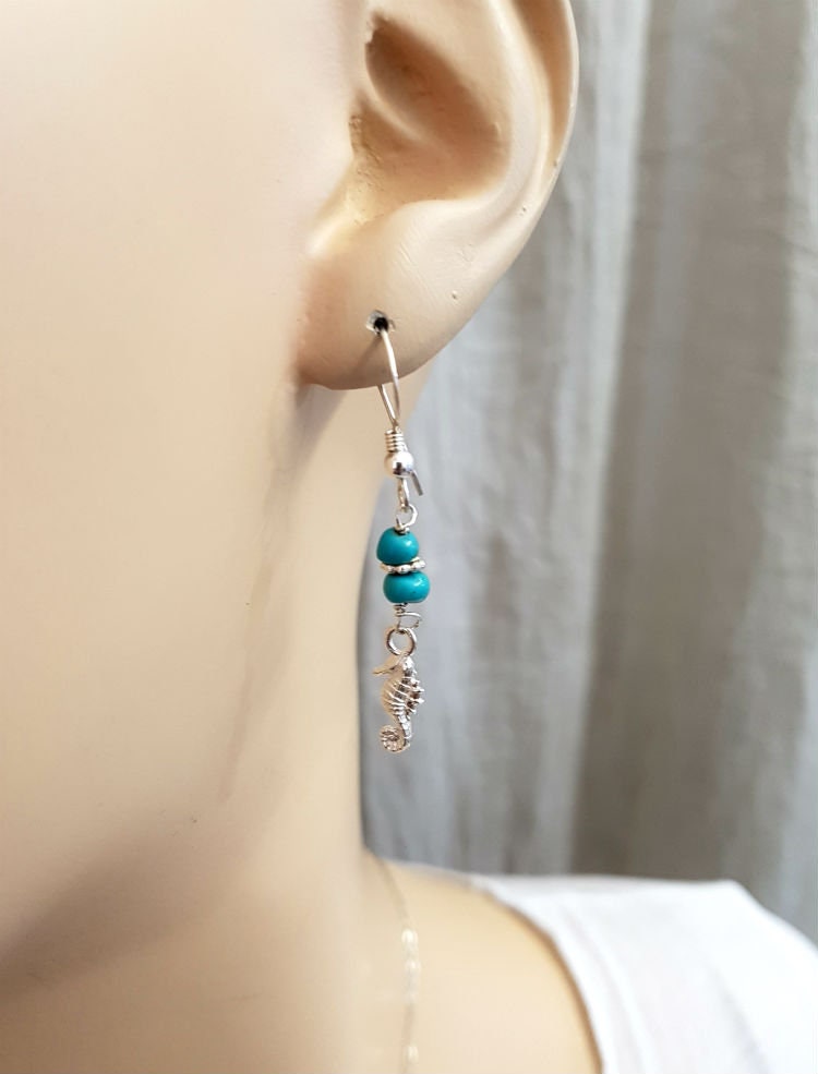Winzige Seepferdchen Ohrringe, Charm Silber Türkis Anhänger, Kleiner Baumelnder Zierlicher Schmuck, Von Talya Jewelry von TALYAJEWELRYDESIGN