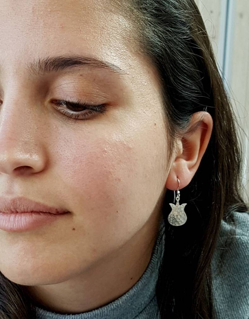 sterling Silber Granatapfel Ohrringe, Design Charm Schmuck, Baumeln Ohrringe von TALYAJEWELRYDESIGN