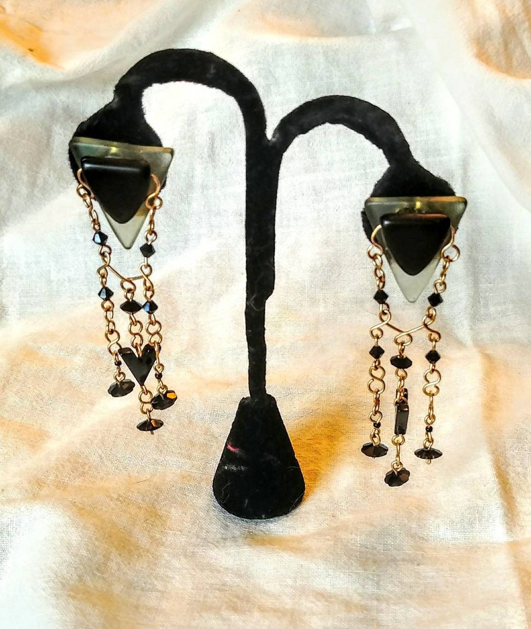 Clip Auf Ohrringe, Elegante Ohrringe 3 cm Lang. Sortierte Schwarze Perlen Gold Fill Und Upcycled Weinflaschenglas. Unter 60 Dollar Clip Auf Ohrringe, Elegante Ohrringe 3 cm Lang. Sortierte Schwarze Perlen Gold Fill Und Upcycled Weinflaschenglas. Unter 60 Dollar von TANGORADESIGNS