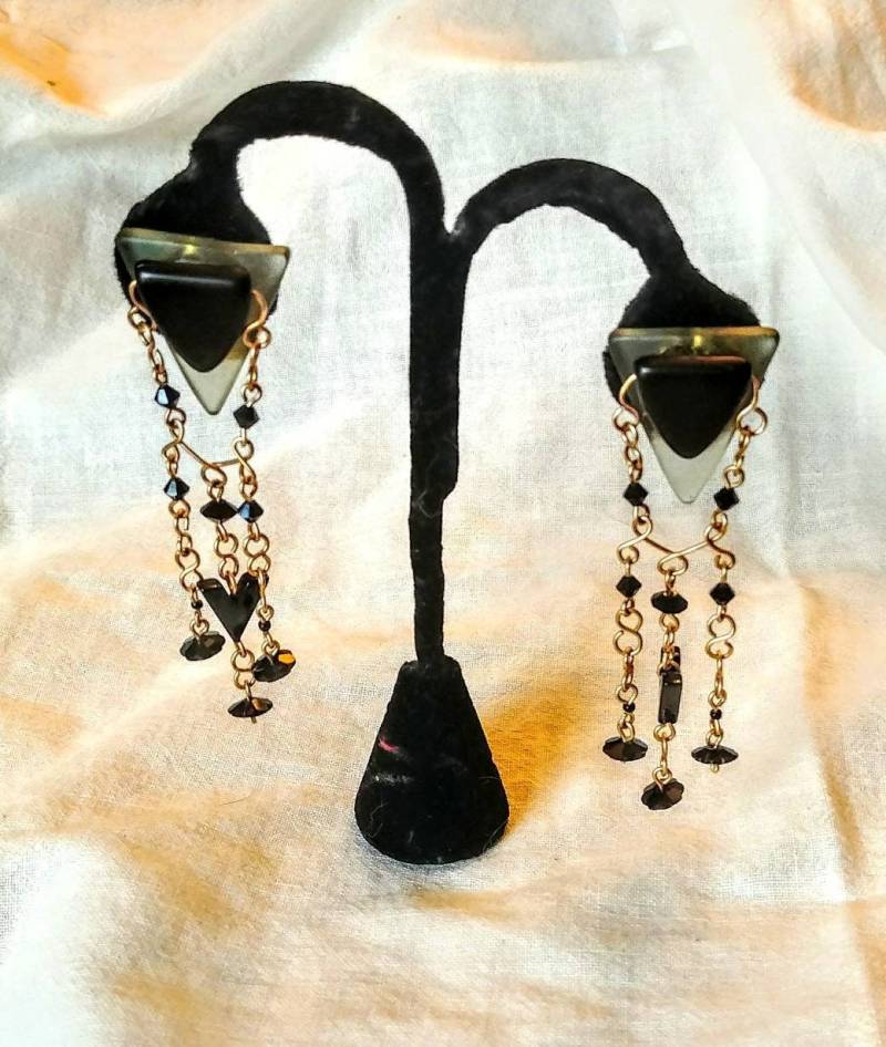 Clip Auf Ohrringe, Elegante Ohrringe 3 cm Lang. Sortierte Schwarze Perlen Gold Fill Und Upcycled Weinflaschenglas. Unter 60 Dollar Clip Auf Ohrringe, Elegante Ohrringe 3 cm Lang. Sortierte Schwarze Perlen Gold Fill Und Upcycled Weinflaschenglas. Unter 60 Dollar von TANGORADESIGNS