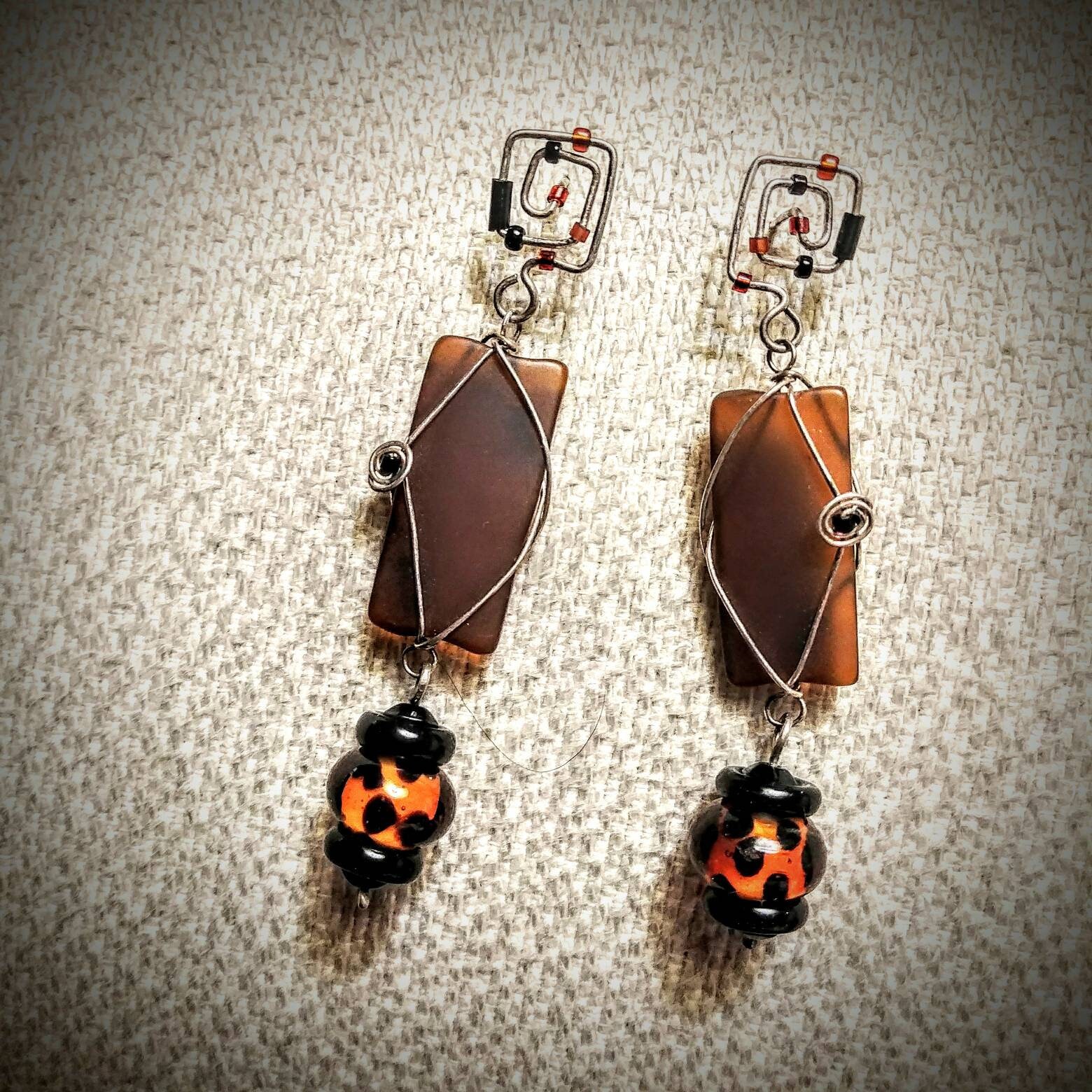 Ohrringe, Schlüssel Design Post Mit Weinflasche Glas Baumeln Und Gekauft Sortiment Von Glasperlen Hängen Drahtverpackung. Braun Schwarz Ohrringe, Schlüssel Design Post Mit Weinflasche Glas Baumeln Und Gekauft Sortiment Von Glasperlen Hängen Drahtverpackung. Braun Schwarz von TANGORADESIGNS