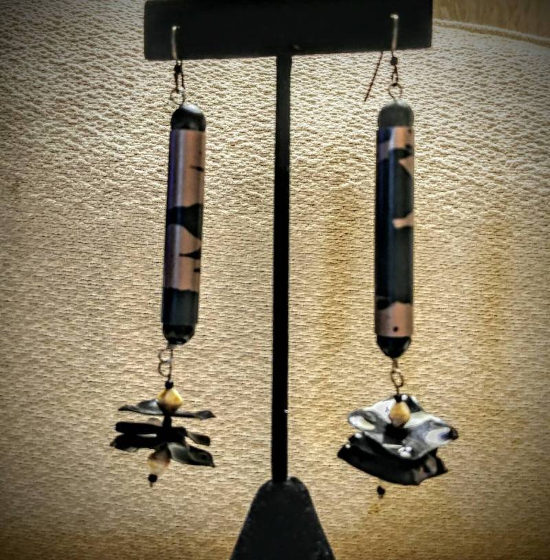 Schwarz Und Taupe Farbene Statement Ohrringe Ausgefallener Schmuck. Eloxierte Aluminium Glasperlen Kunststoff Mit Hypoallergenen Niobium Ohrhaken von TANGORADESIGNS