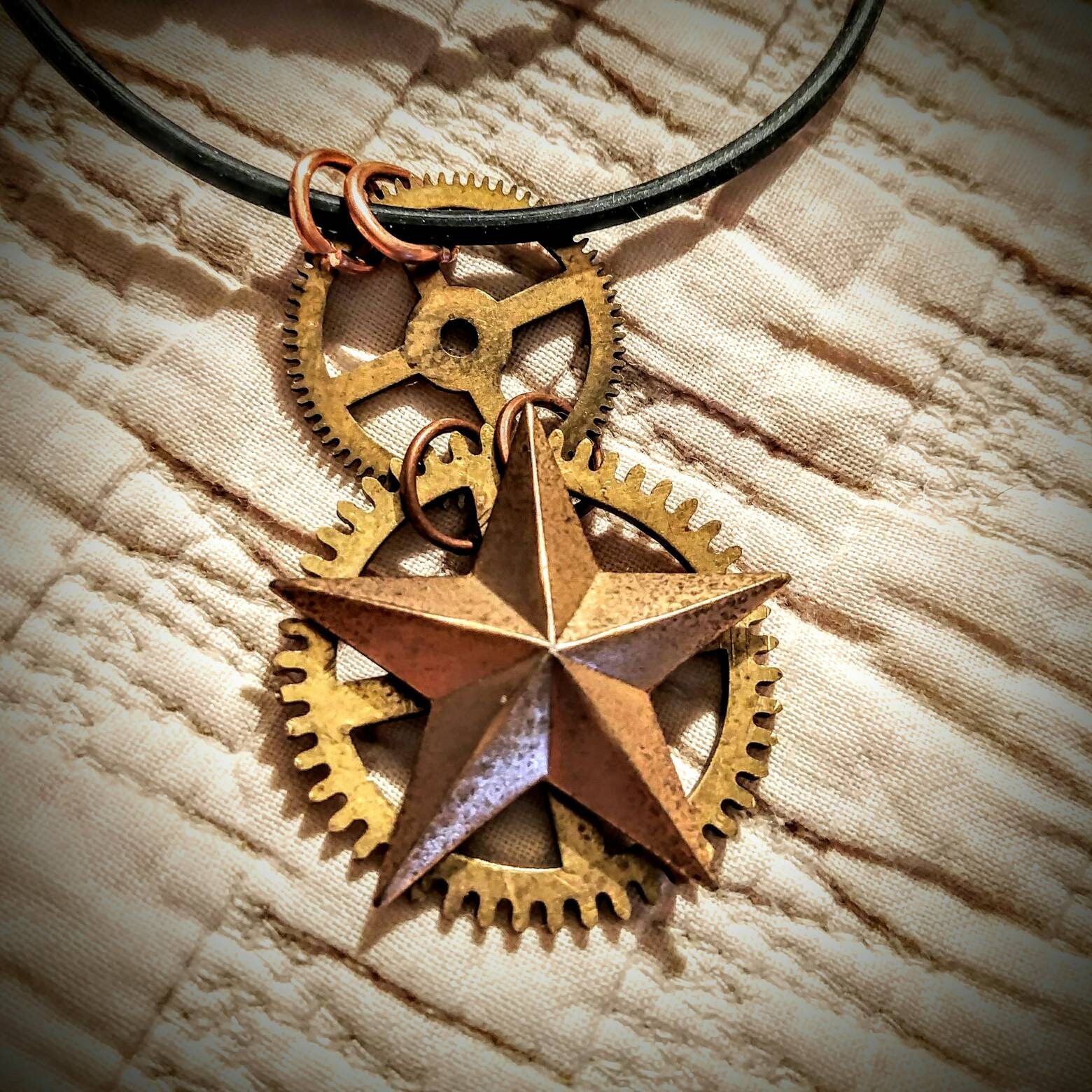 Steampunk Halskette. Uhr-Getriebe Kombiniert Mit Messing Stern Und Kupfer Biegeringe 16, 5 in Gummi Akkord Verbunden. 2, 25 Zoll Lang Steampunk Halskette. Uhr-Getriebe Kombiniert Mit Messing Stern Und Kupfer Biegeringe 16, 5 in Gummi Akkord Verbunden. 2, 25 Zoll Lang von TANGORADESIGNS