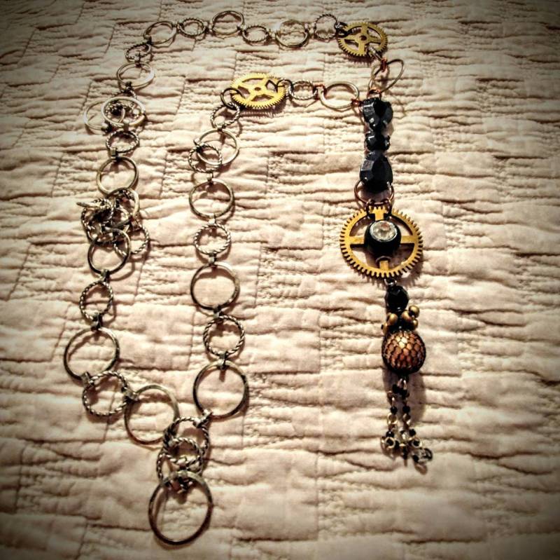Steampunk Uhr Ausrüstung Mischtechnik Halskette. Unedle Metalle Und Stahl Kette Links Mit Zahnrädern Einer Vielzahl Von Fundstücken. 20 Zoll Lang Steampunk Uhr Ausrüstung Mischtechnik Halskette. Unedle Metalle Und Stahl Kette Links Mit Zahnrädern Einer Vielzahl Von Fundstücken. 20 Zoll Lang von TANGORADESIGNS