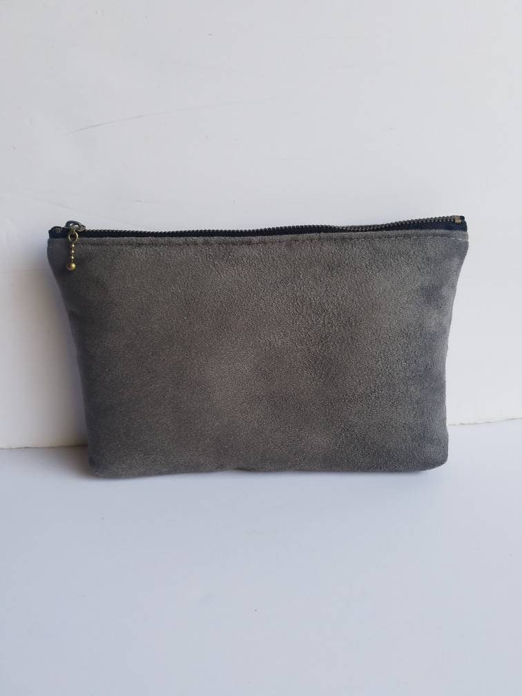 Graues Veganes Wildleder Täschchen Handgemachte Kleine Clutch Tasche von TAPISHODESIGN