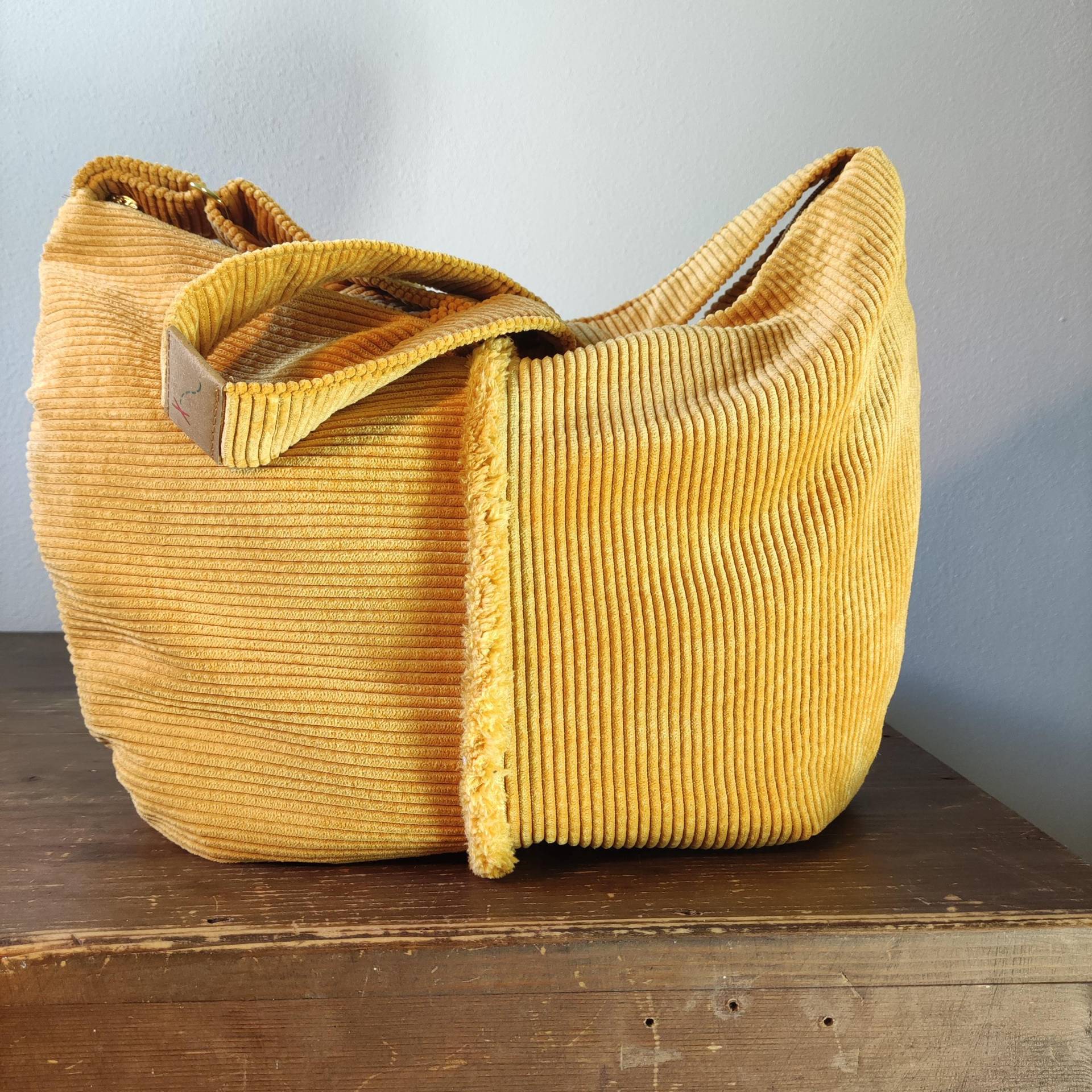 Cord Schultertasche Handmade | Weiche Hobo Bag Mit Reißverschluss in Senfgelb Nachhaltige Handtasche Damen Unikat von TASCHENSCHATZ