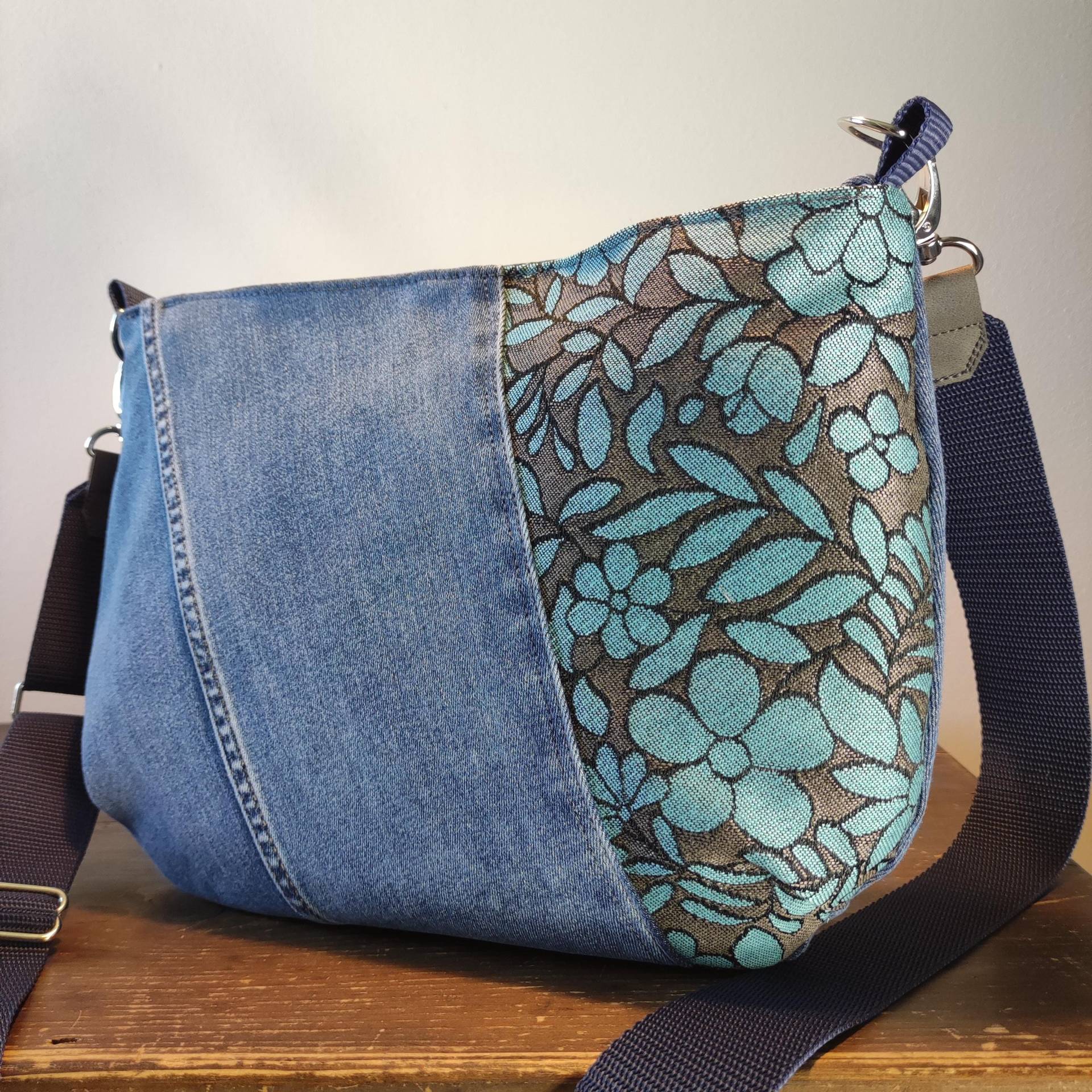 Upcycling Jeans Crossbody Tasche | Nachhaltige Umhängetasche Damen Handmade Denim & Polsterstoff Bag Einzigartiges Unikat von TASCHENSCHATZ