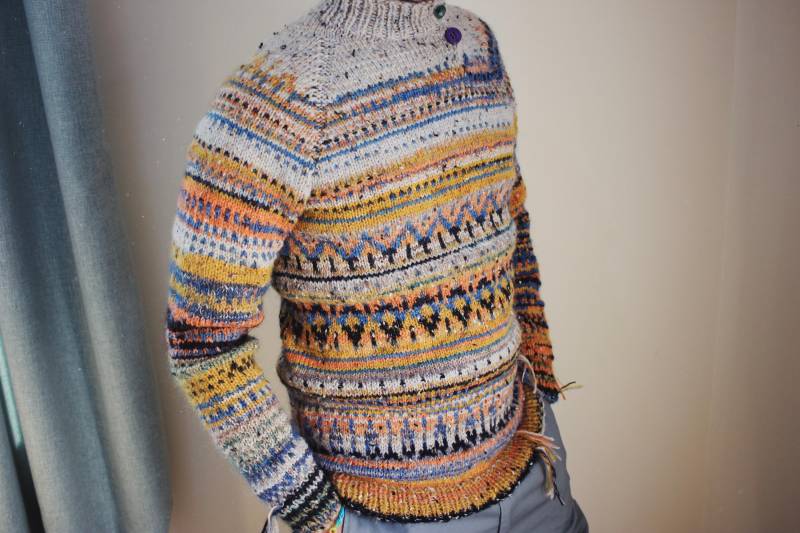 Handgefertigter Senfgelb Und Grau Gestreifter Herrenpullover Aus Wollgemisch von TASSSHA