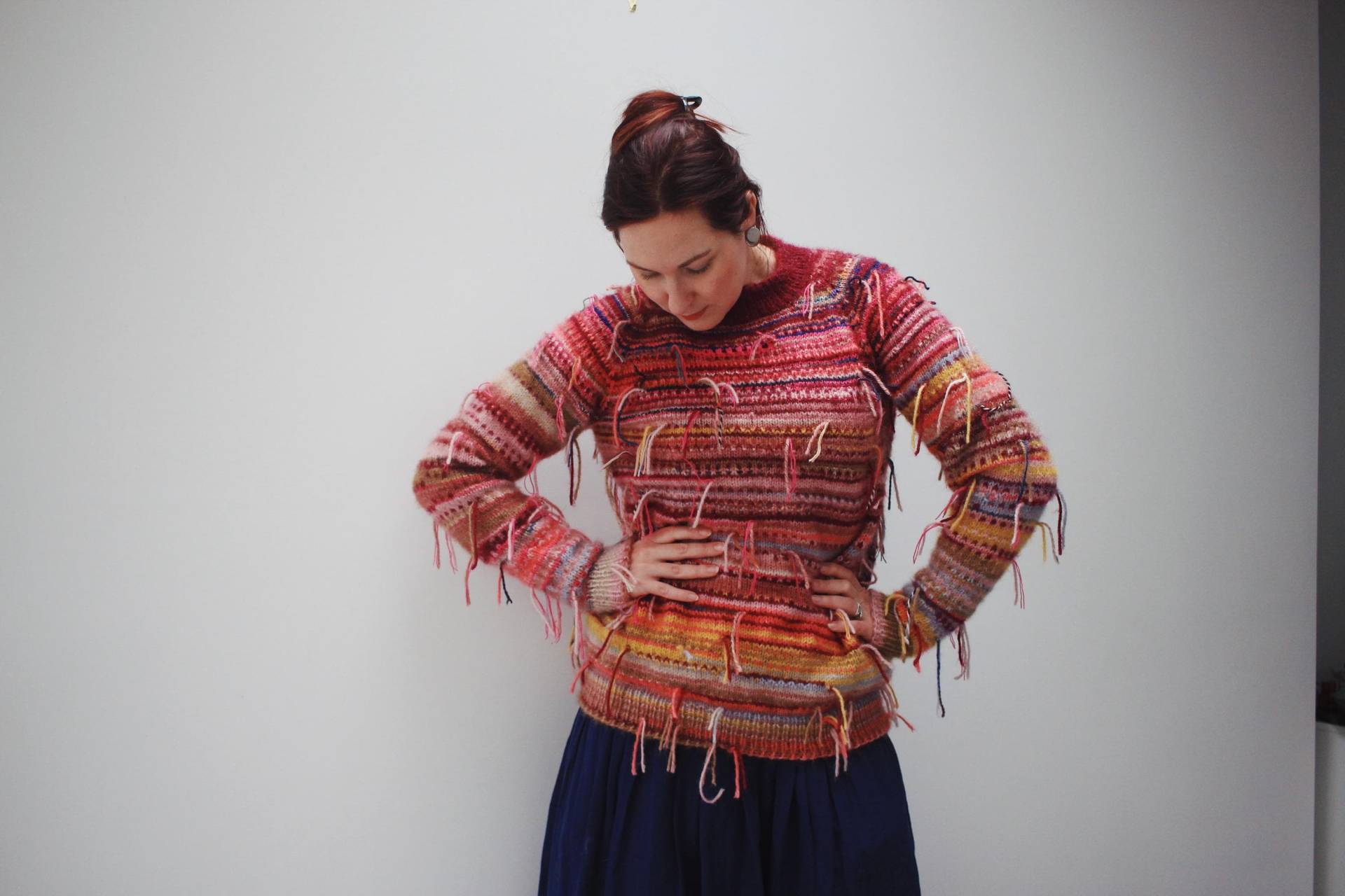 Handgemachte Gestrickte Polyesterwolle Gestreifte Damenpullover in Den Farben Leuchtend Pink, Tiefrot, Senfgelb von TASSSHA