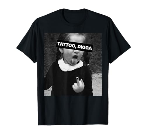 TATTOO, DIGGA X Kind mit Zunge Mittelfinger. Es eskaliert eh T-Shirt TATTOO, DIGGA X Kind mit Zunge Mittelfinger. Es eskaliert eh T-Shirt von TATTOO, DIGGA X Tattoos Tätowierer Outfit
