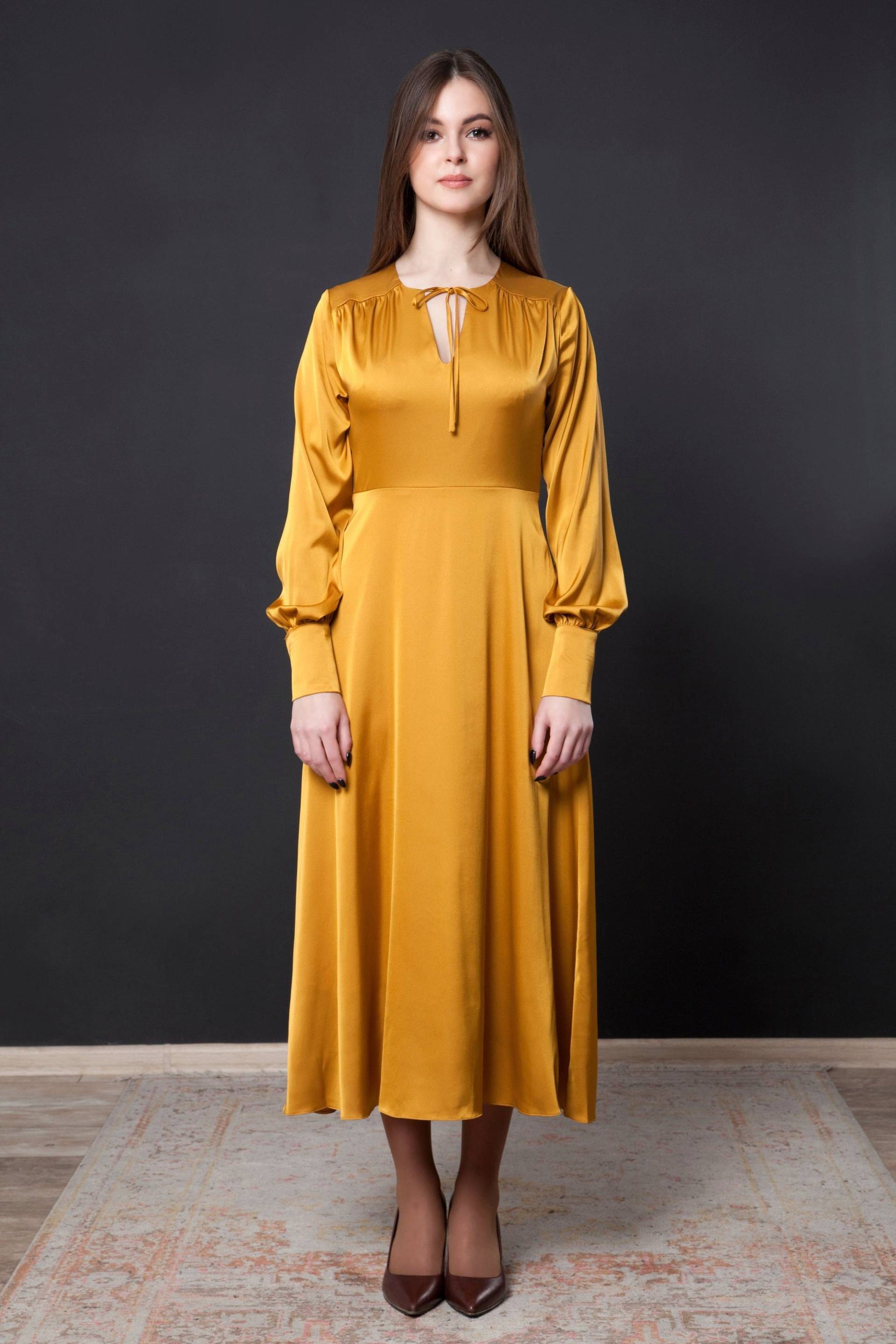 Gold Cocktailkleid Für Die Hochzeit, Schmeichelhaftes Eventkleider, Festliches Kleid Mit Bischofsärmeln, Brautmutter in Teelänge Taverovska von TAVROVSKA