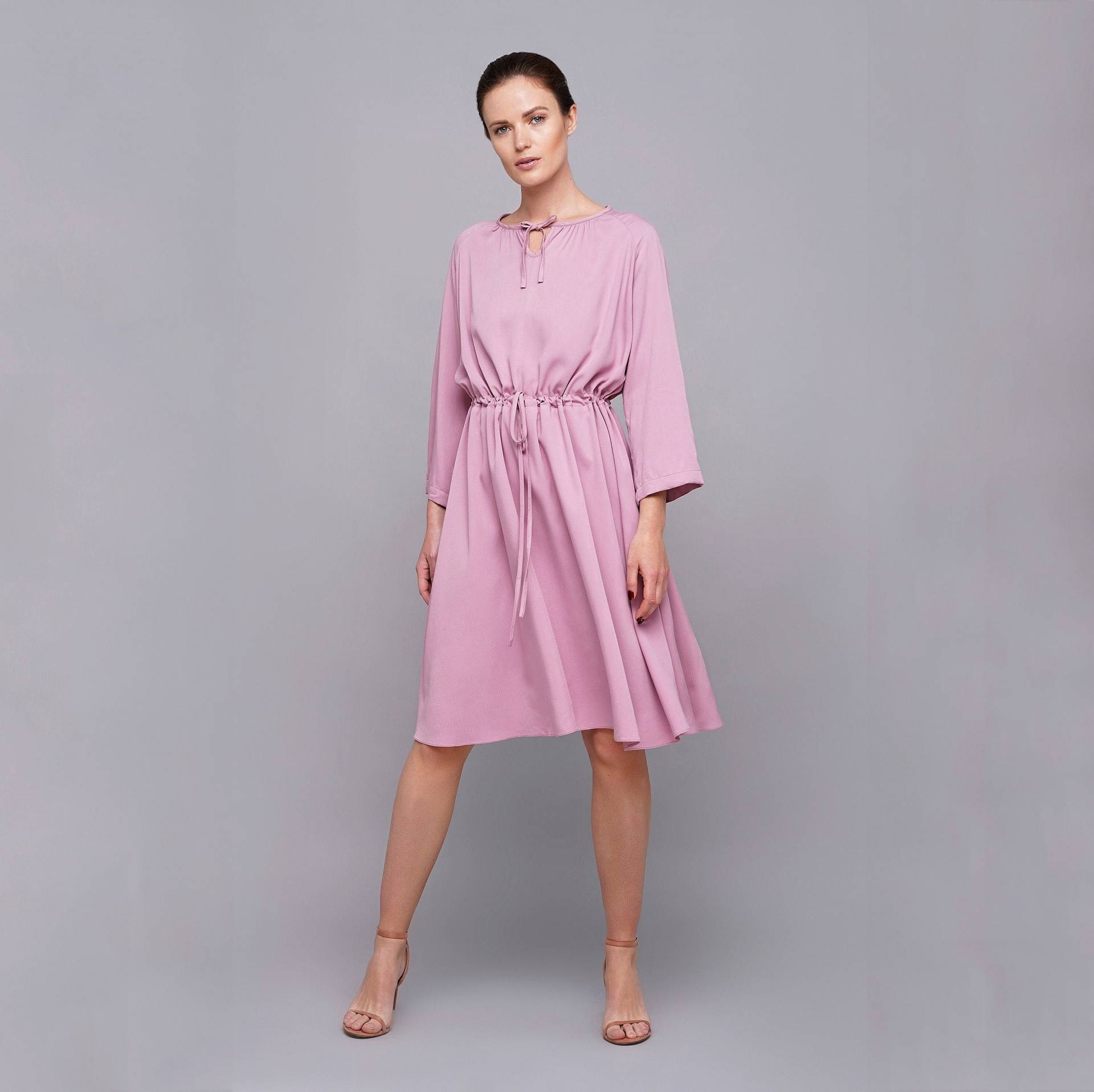 Rosa Entspannte Passform Sommerkleid, Viskose Kleid Midi, Urlaub Outfits, Casual Sommerkleider Mit Ärmeln, Kreuzfahrt Tragen Für Frauen Tavrovska von TAVROVSKA