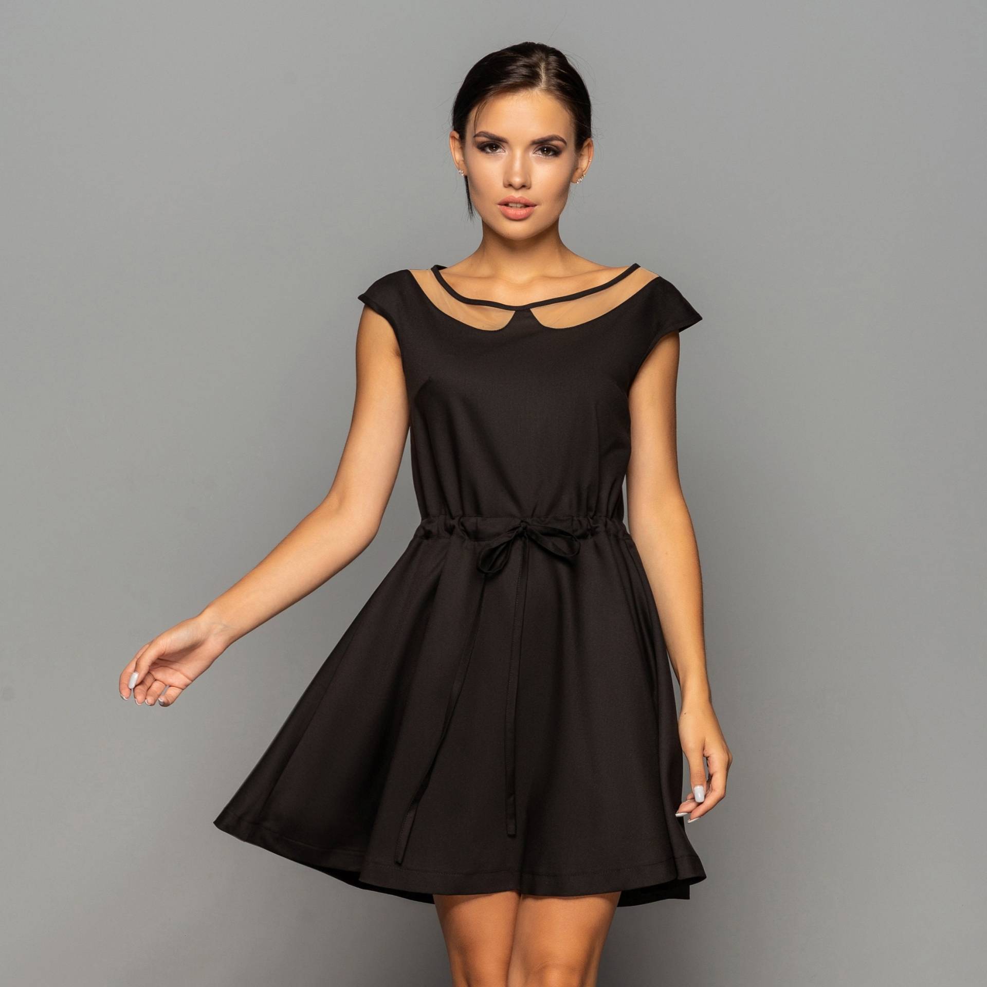 Schlichtes Schwarzes Kleid Mit Tüllkragen, Day Fit & Flare Kleid, Rockabilly Minikleid Cocktailkleider Für Frauen, Hochzeitsgast Taverovska von TAVROVSKA