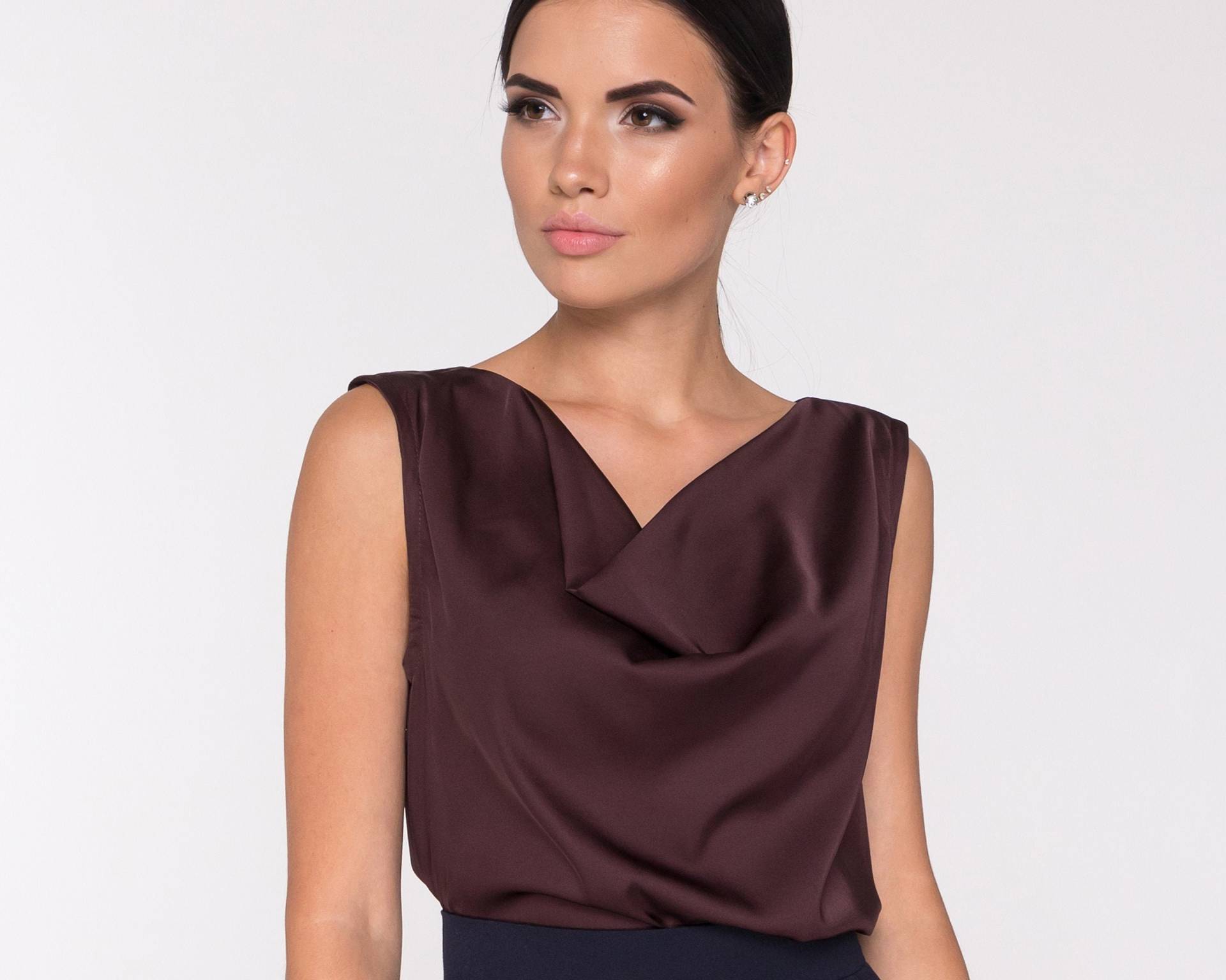 Wasserfallausschnitt Top Frauen Schalkragen Bluse Seidenoberteile Für Seidensatin Spitze Ärmelloses Büro Braun Neckholder Taverovska Wasserfallausschnitt Top Frauen Schalkragen Bluse Seidenoberteile Für Seidensatin Spitze Ärmelloses Büro Braun Neckholder Taverovska von TAVROVSKA
