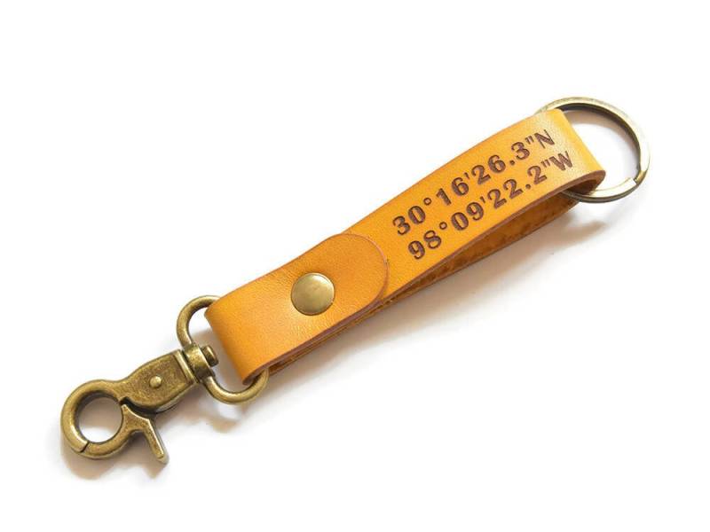 Koordinaten Schlüsselanhänger, Benutzerdefinierte Koordinaten, Firmengeschenke, Coole Schlüsselanhänger Für Männer, Namen Paar Handmade, Tan von TAleatherworks