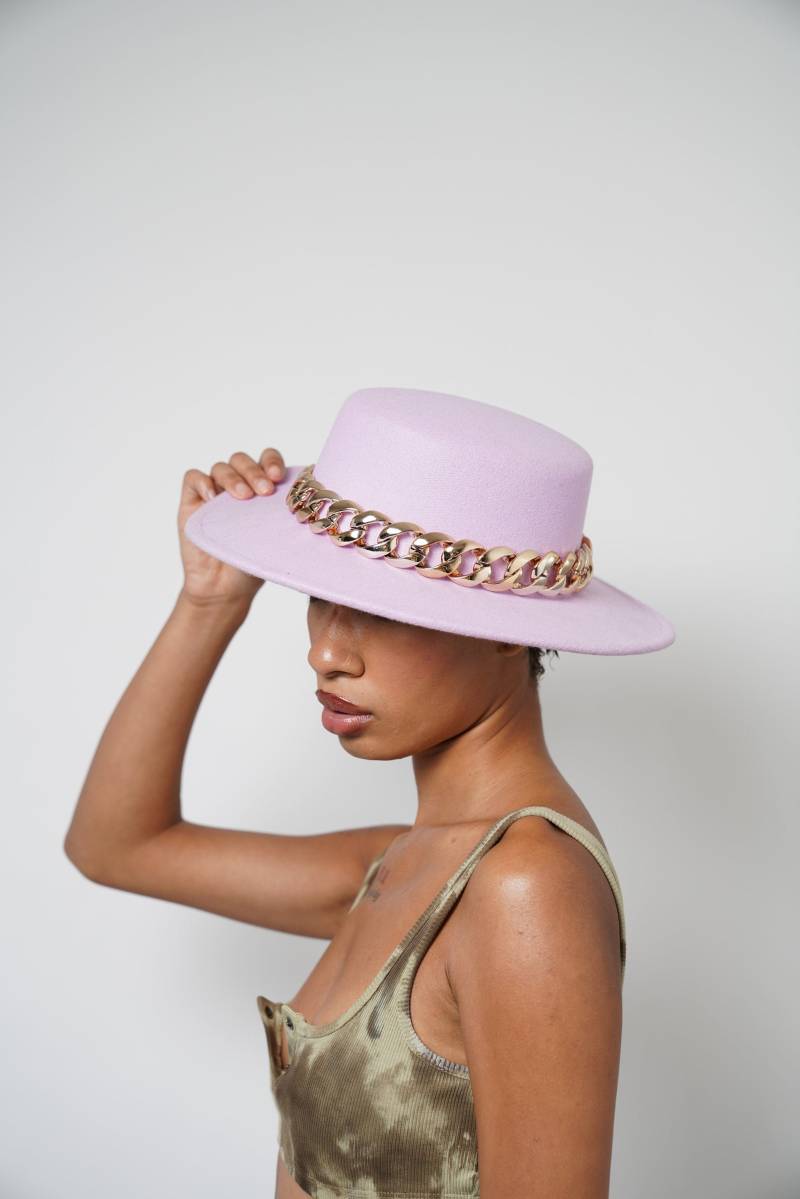 Lavendel Flat Top Fedora Hut Mit Goldkette, Männer Frauen Filz Berühmten Clan Style Gesticktem Band Jazz Trilby von TBFashionStudio