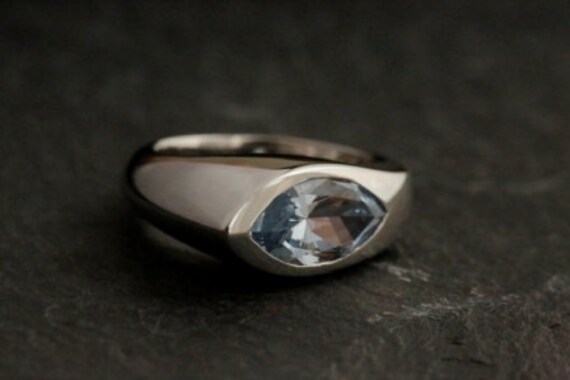 Aquamarinring - Aquamarin in Navetteform Geschliffen Eingearbeitet Einen Silberring Mit Extravaganter Form Aquamarinring - Aquamarin in Navetteform Geschliffen Eingearbeitet Einen Silberring Mit Extravaganter Form von TBSchmuckDesign