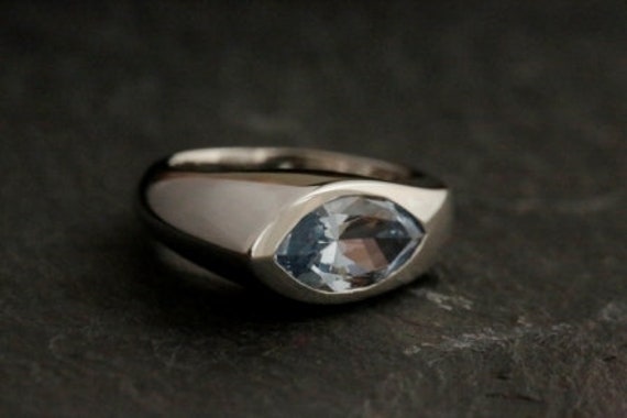 Aquamarinring - Aquamarin in Navetteform Geschliffen Eingearbeitet Einen Silberring Mit Extravaganter Form von TBSchmuckDesign