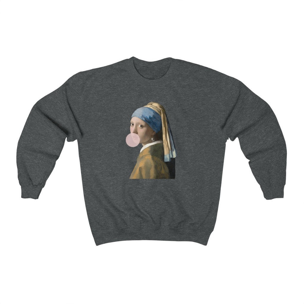 Johannes Vermeer, Mädchen Mit Einem Perlenohrring in Rosa Bubble Gum, Vermeer Meisterwerk, Barockmalerei Pullover Unisex Crewneck Sweatshirt von TEESAME