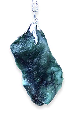 TENET - Halskette mit Anhänger besetzt mit Halbedelstein (Roher Smaragd), handgearbeiteter Schmuck von TENET