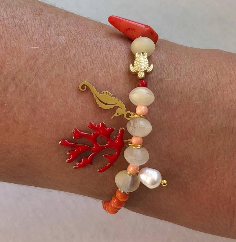 Armband Mit Koralle, Perlmuttperlen, Süßwasserperle Und Seepferdchen in 18K Vergoldet, Bettelarmband, Charms von TENKIKS