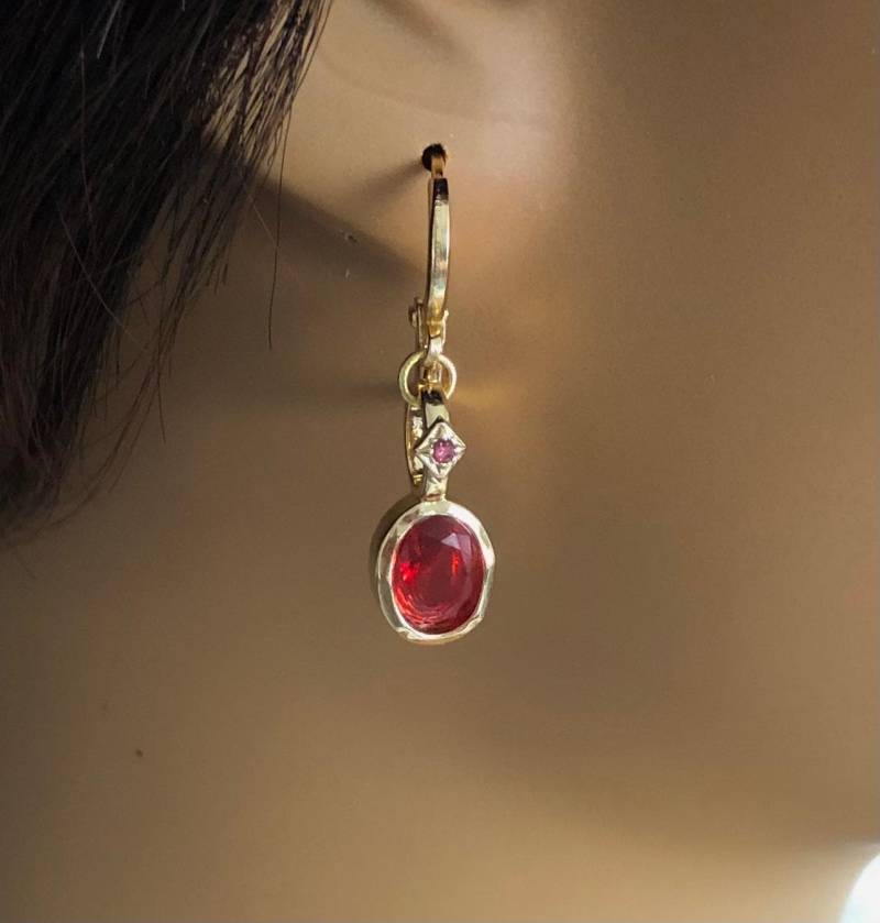Goldene Ohrringe Mit Rotem Stein in Rubin Farbe 18K Vergoldung, An Mini-Creolen Huggies Hoop, Geschenk Für Frauen Goldene Ohrringe Mit Rotem Stein in Rubin Farbe 18K Vergoldung, An Mini-Creolen Huggies Hoop, Geschenk Für Frauen von TENKIKS