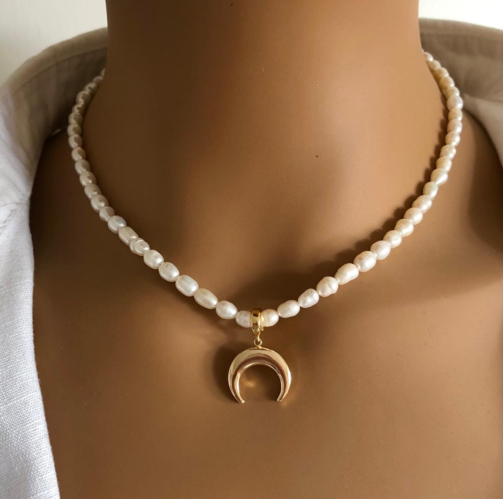 Halskette Mit Goldenem Halbmond Als Anhänger in 18K Gold Und Clip Verschluss, Edle Süßwasserperlen Hochwertige Verarbeitung, Für Sie Ihn Halskette Mit Goldenem Halbmond Als Anhänger in 18K Gold Und Clip Verschluss, Edle Süßwasserperlen Hochwertige Verarbeitung, Für Sie Ihn von TENKIKS