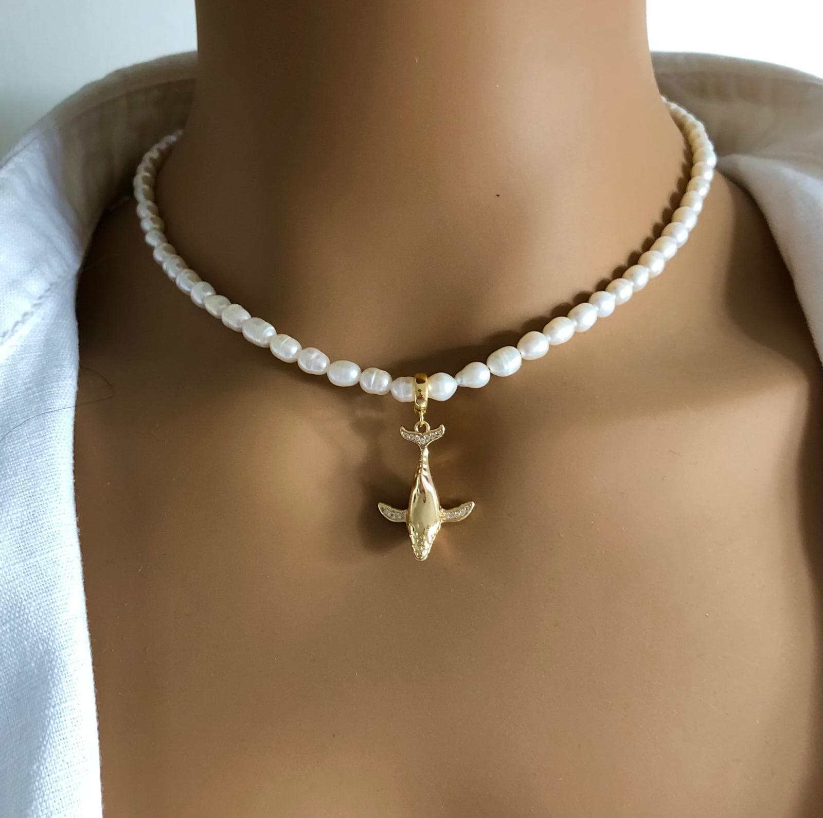 Halskette Mit Goldenem Wal in 18K Gold Clip Verschluss Und Edlen Süßwasserperlen, Hochwertige Verarbeitung, Für Sie Ihn Halskette Mit Goldenem Wal in 18K Gold Clip Verschluss Und Edlen Süßwasserperlen, Hochwertige Verarbeitung, Für Sie Ihn von TENKIKS